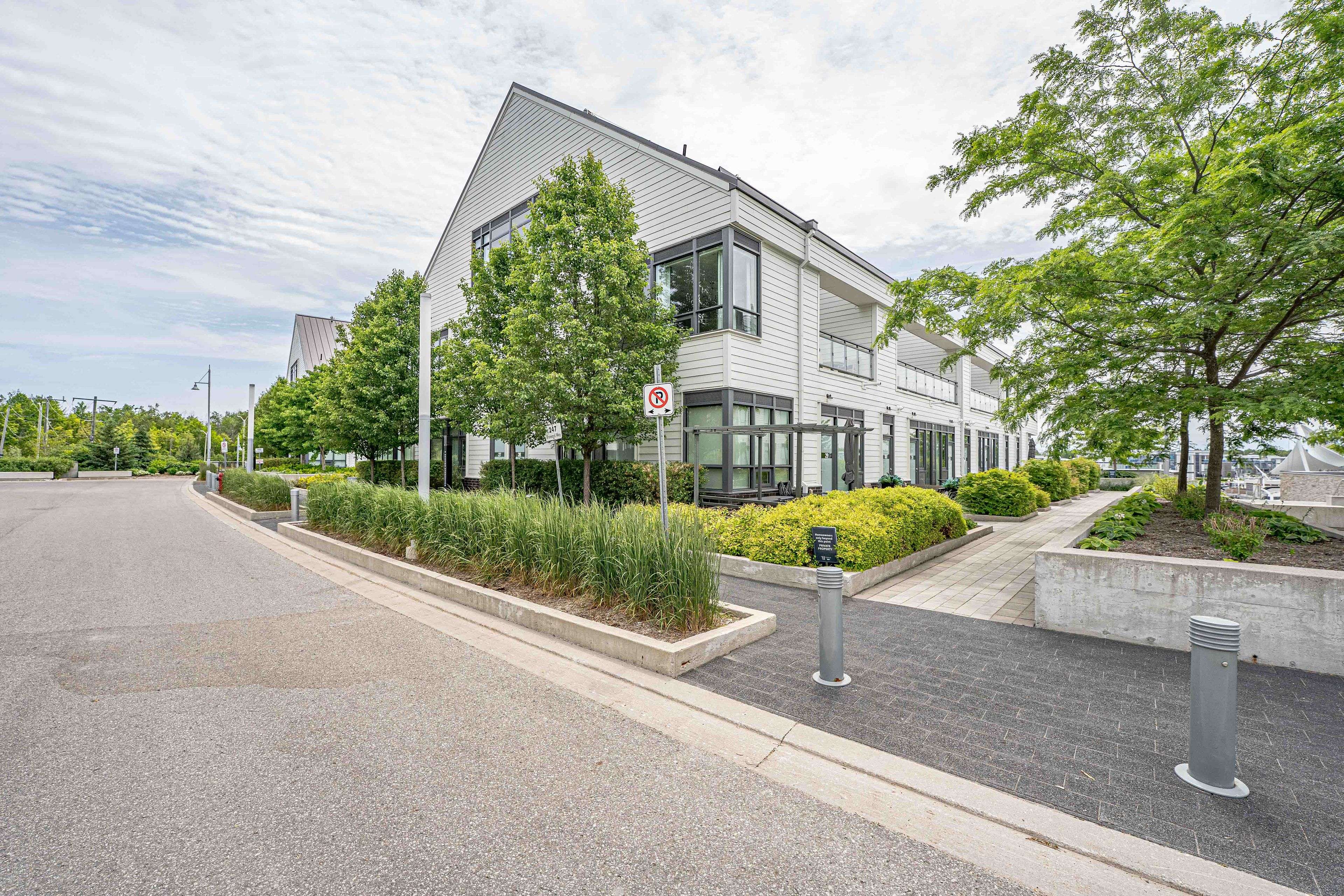 Innisfil, ON L9S 0M1,247 Broward WAY #31