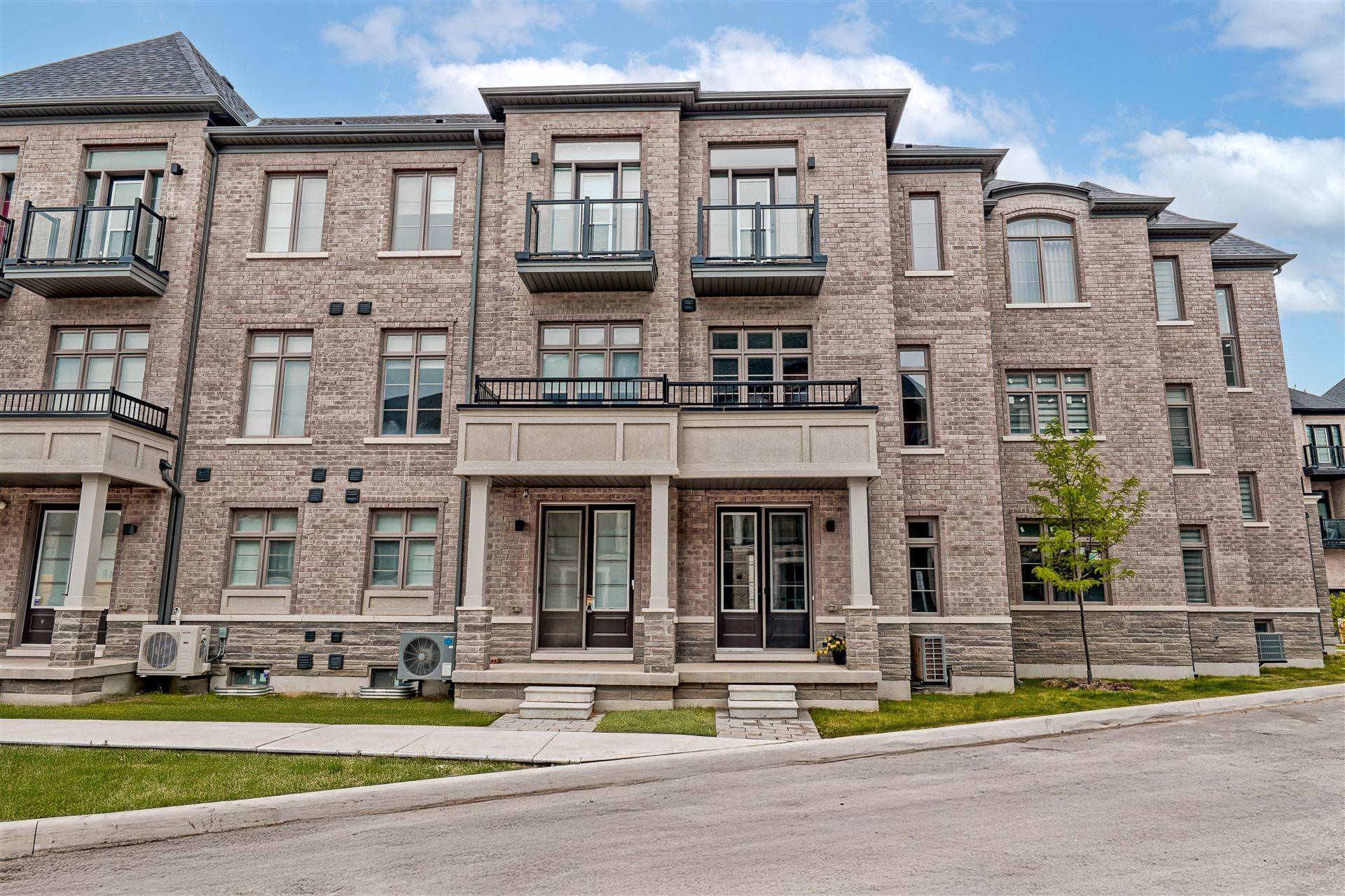 Vaughan, ON L4H 4Z2,75 De La Roche DR