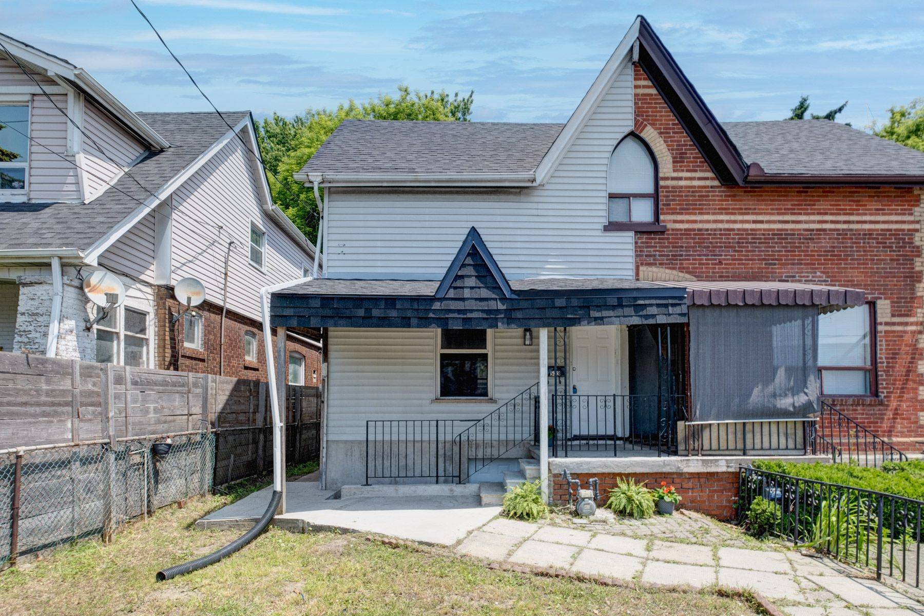 Toronto E06, ON M4C 5H2,533 Victoria Park AVE