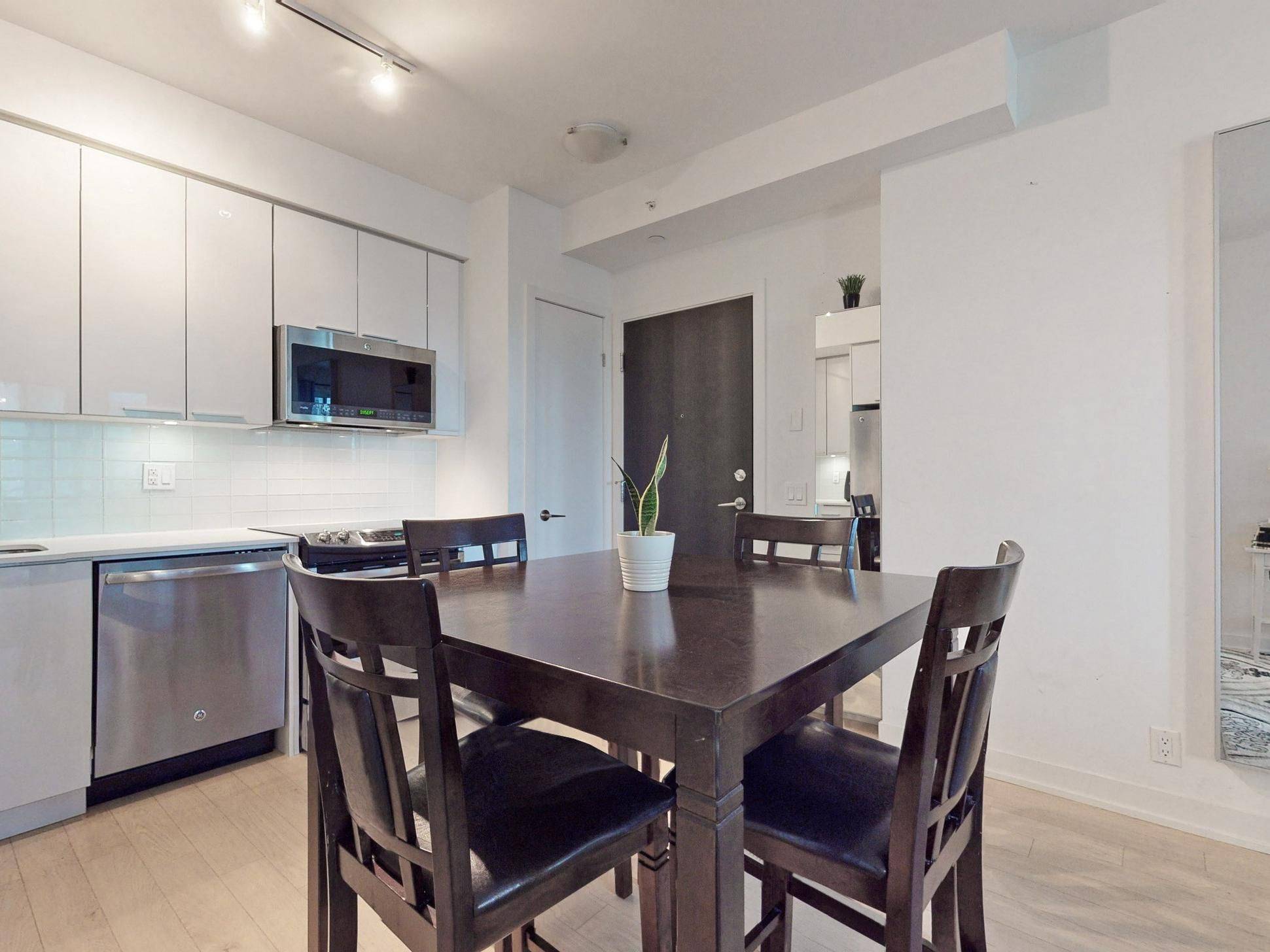 Toronto W06, ON M8Y 3H8,10 Park Lawn RD #905