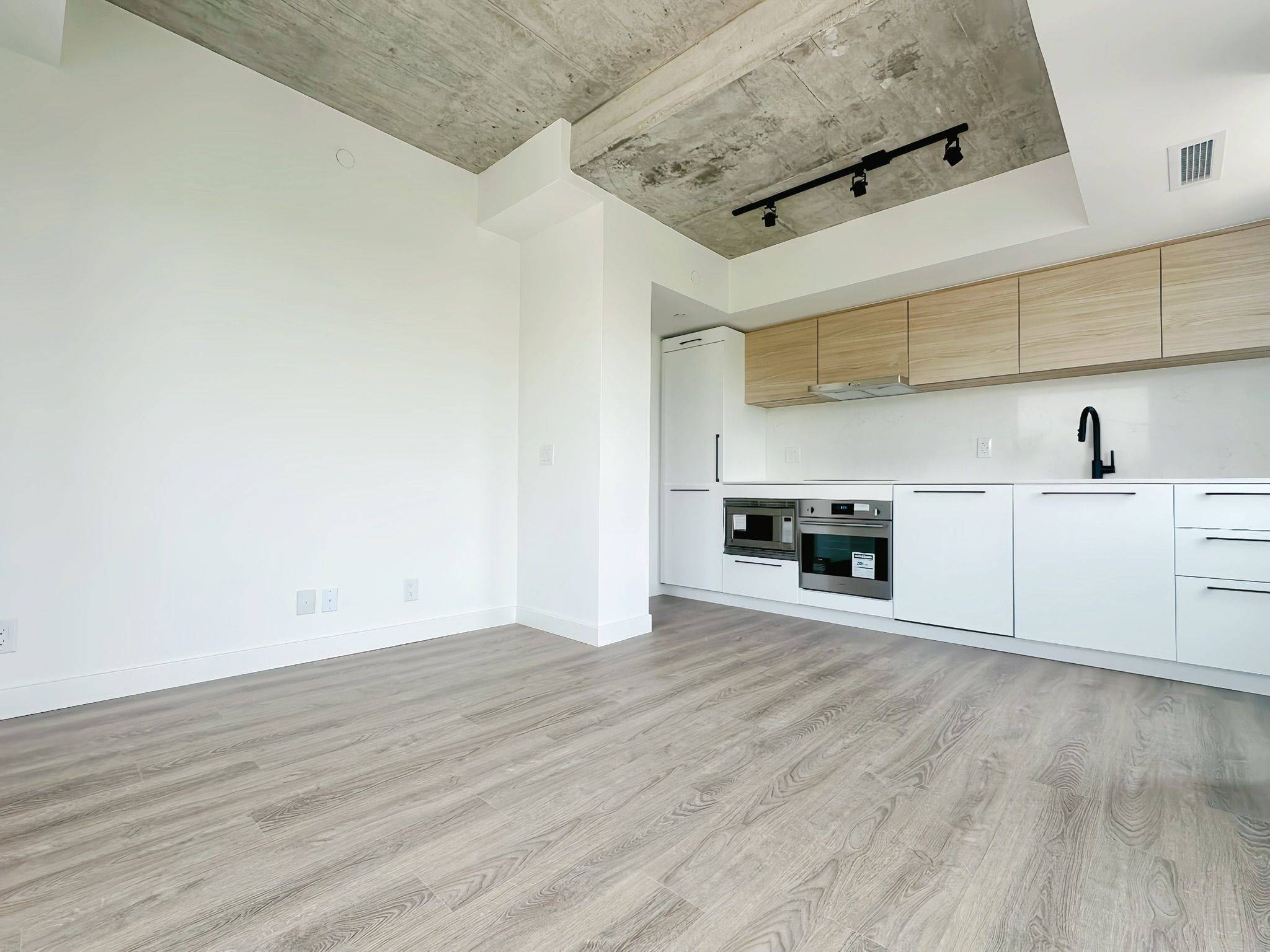Toronto E02, ON M4L 0B7,1050 Eastern AVE #427