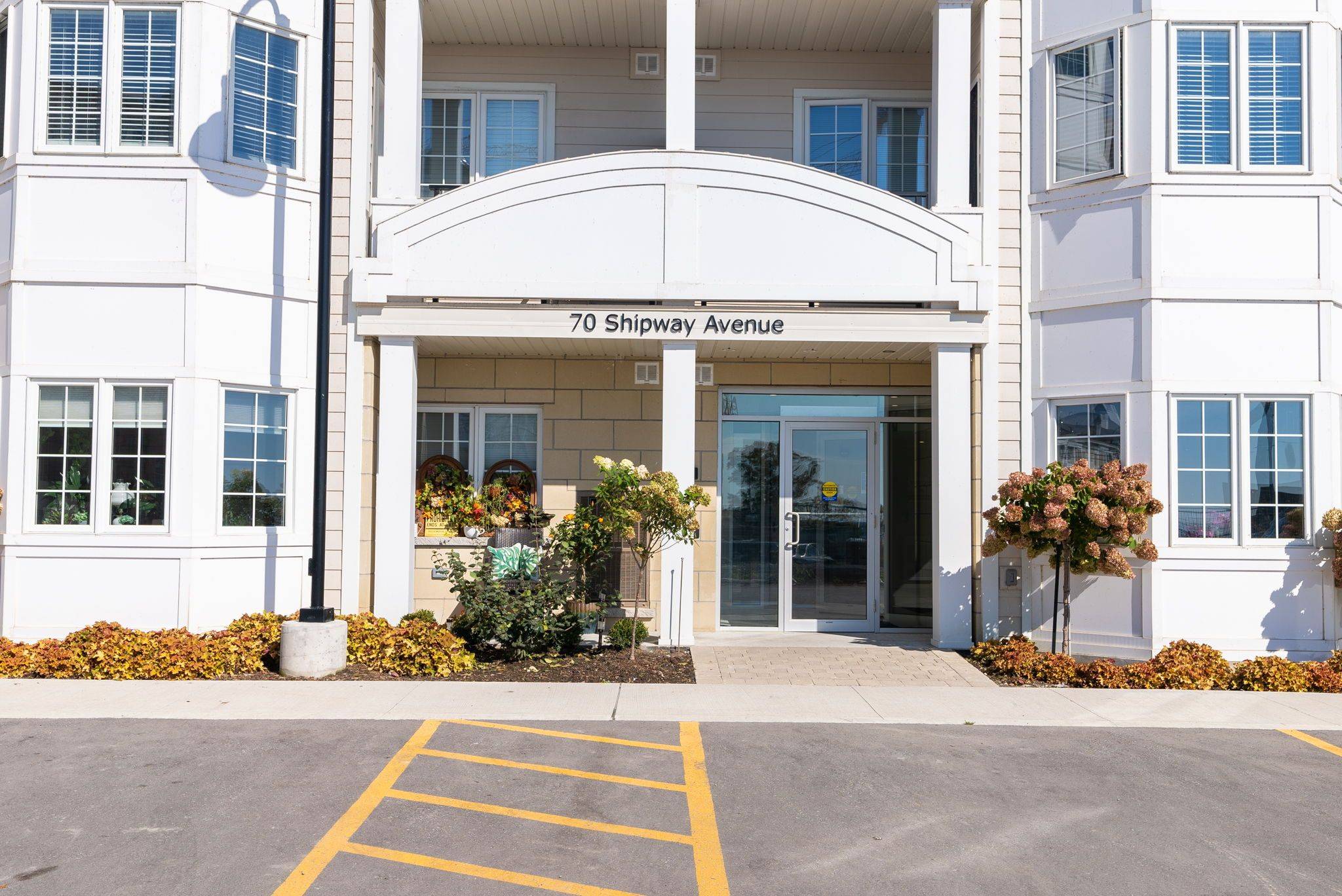 Clarington, ON L1B 0A1,70 Shipway AVE #206