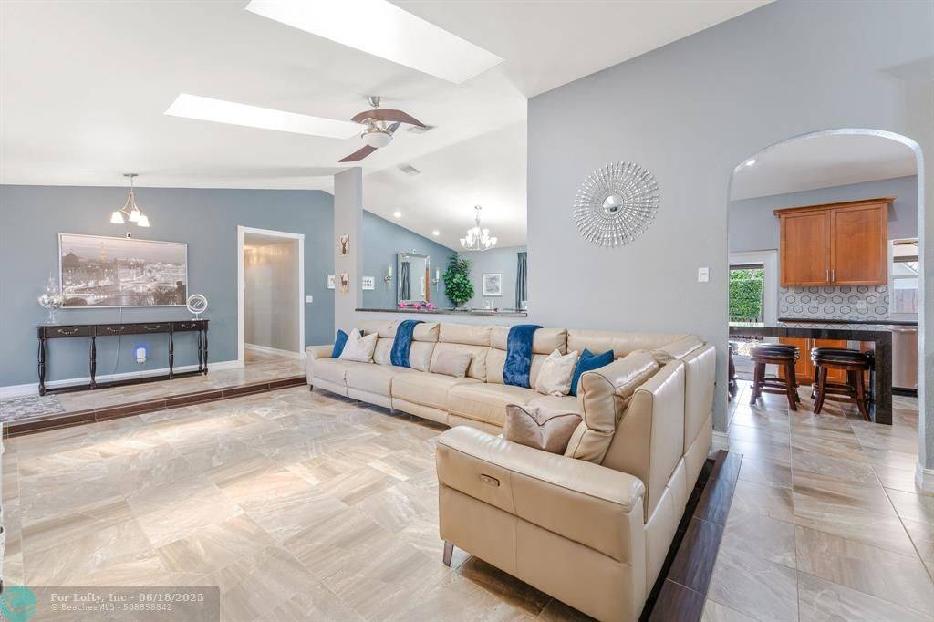 Davie, FL 33331,15541 S Roundtable Rd