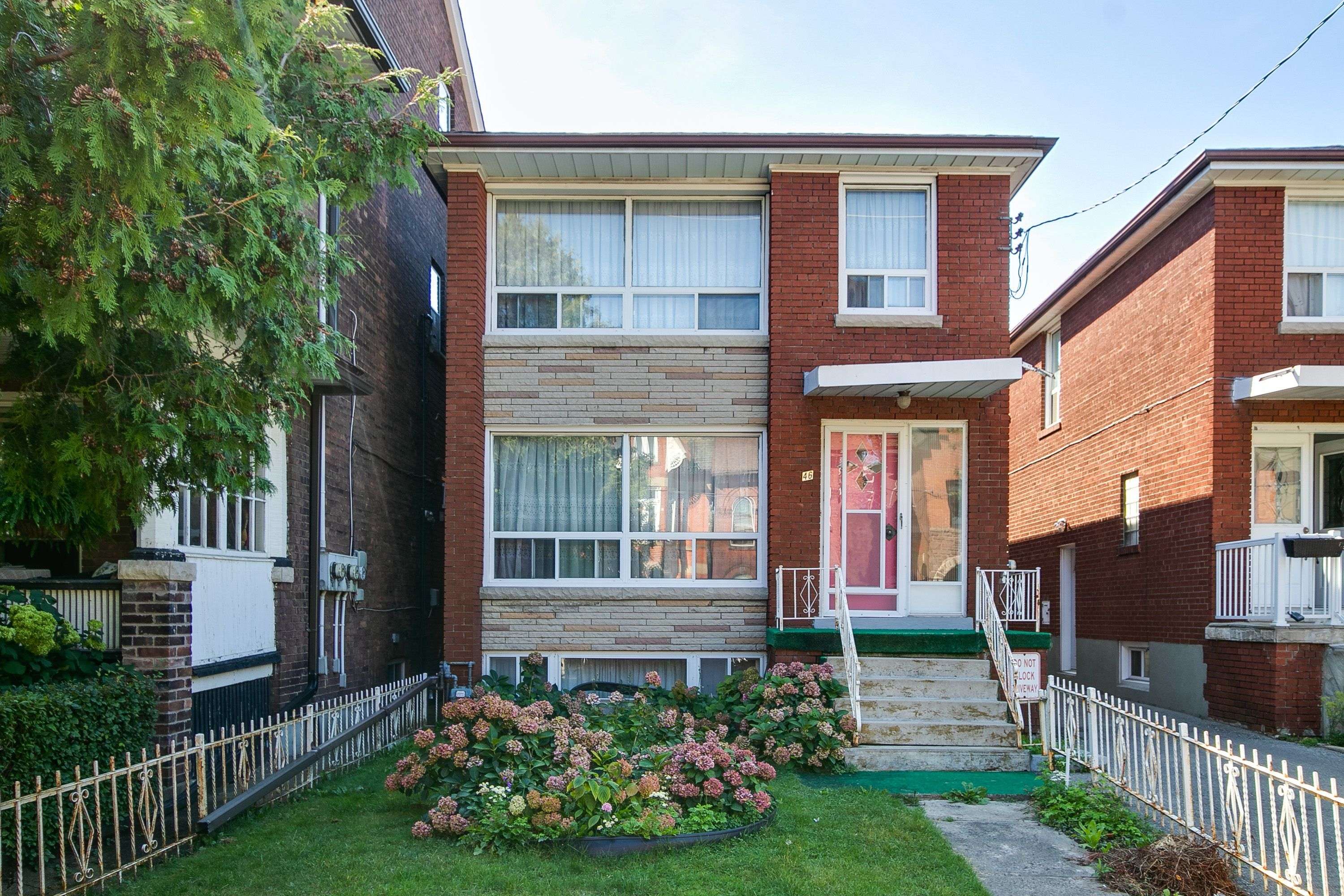 Toronto W01, ON M6R 2A2,46 Macdonell AVE