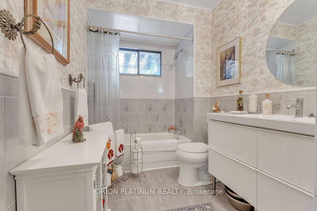 Mississauga, ON L5C 1G6,885 Forestwood DR