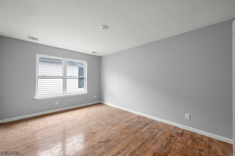 Newark City, NJ 07103,593 S 18Th St