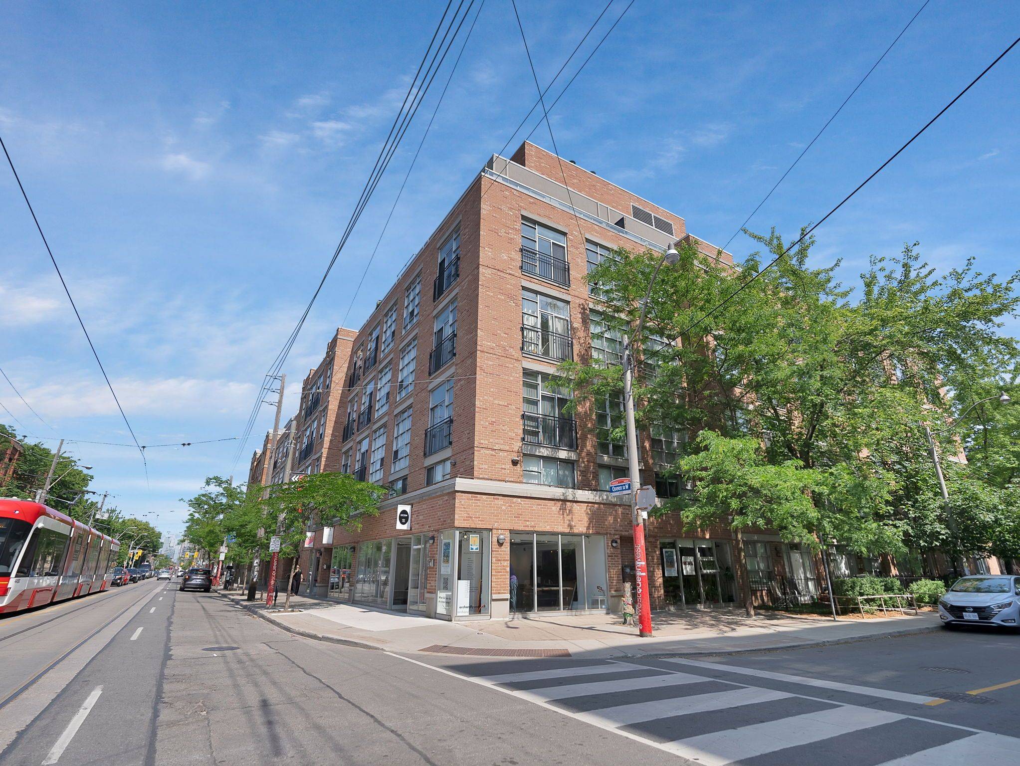 Toronto C01, ON M6J 1G9,955 Queen ST W #301