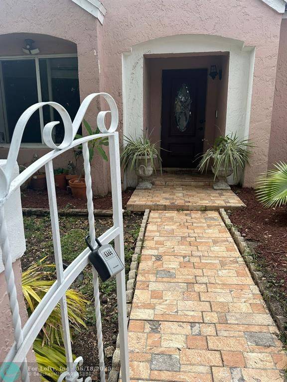 Hialeah, FL 33015,8132 NW 191st St