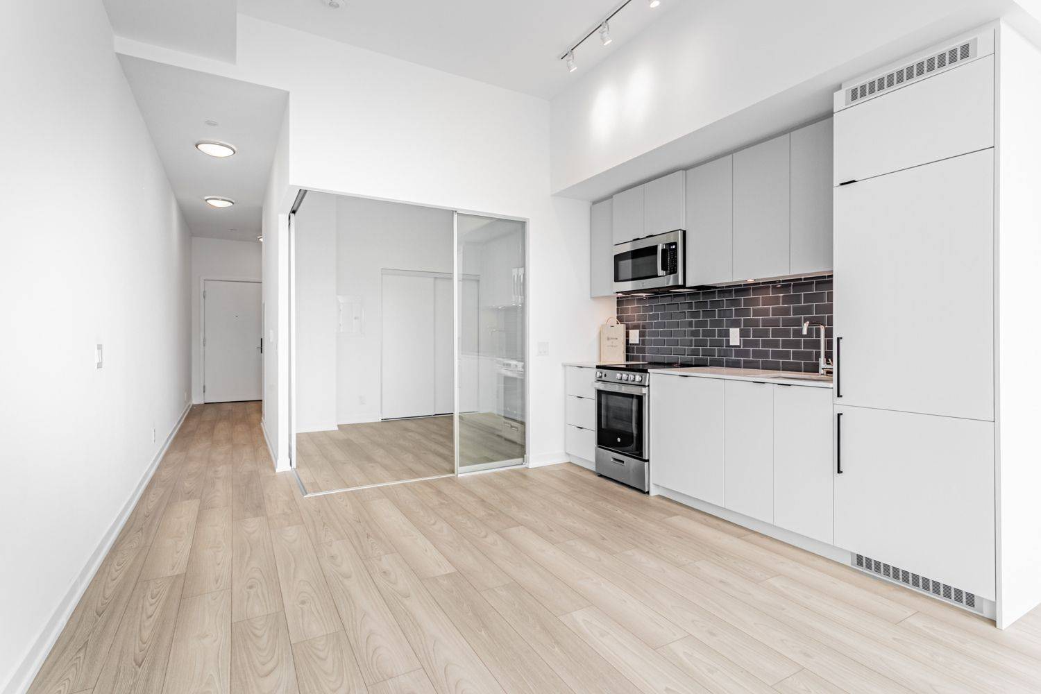 Toronto W01, ON M6K 1Z7,285 Dufferin ST #526