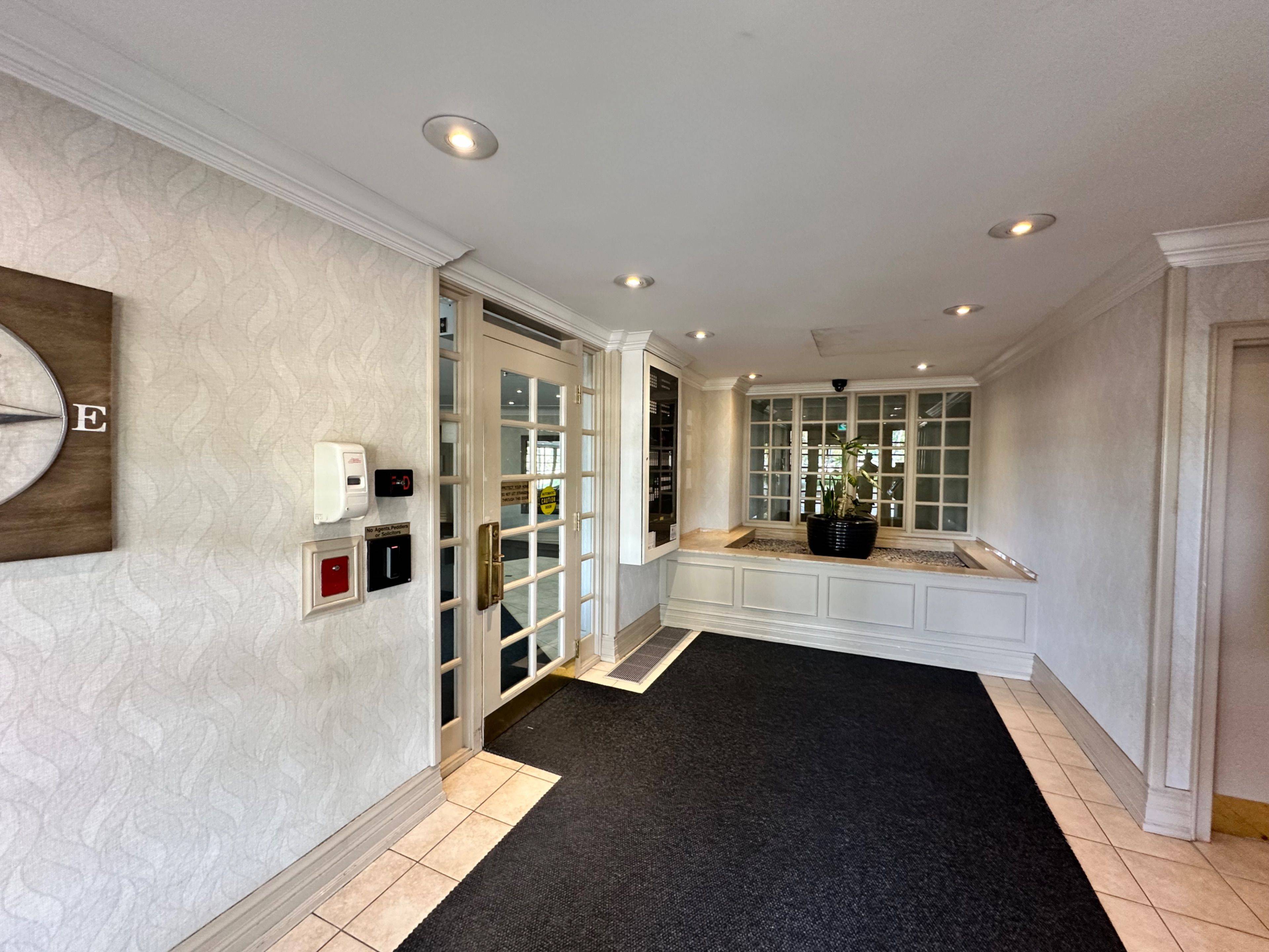 Mississauga, ON L4W 4H4,1360 Rathburn RD E #302