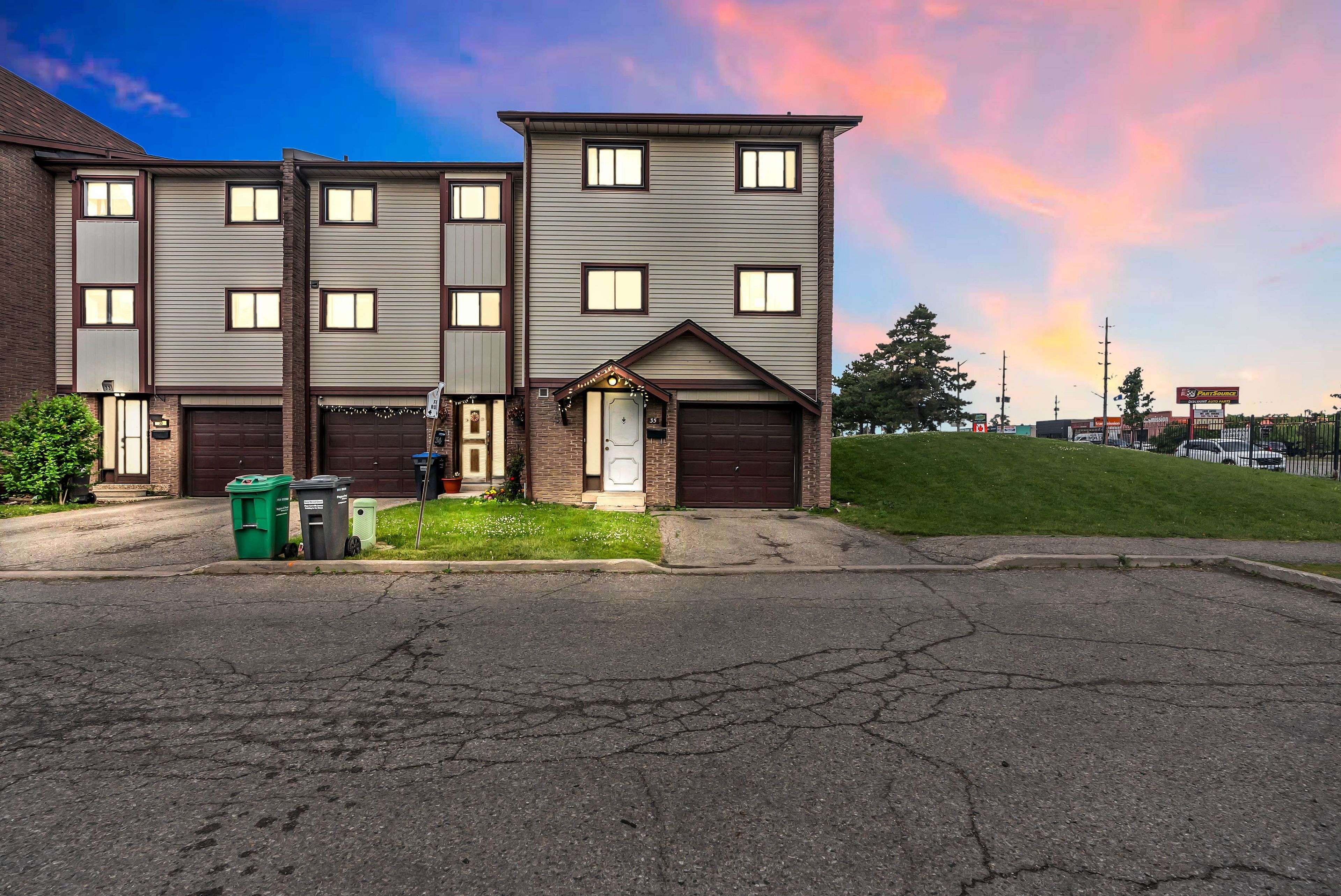 Brampton, ON L6W 3M3,35 McCallum CT