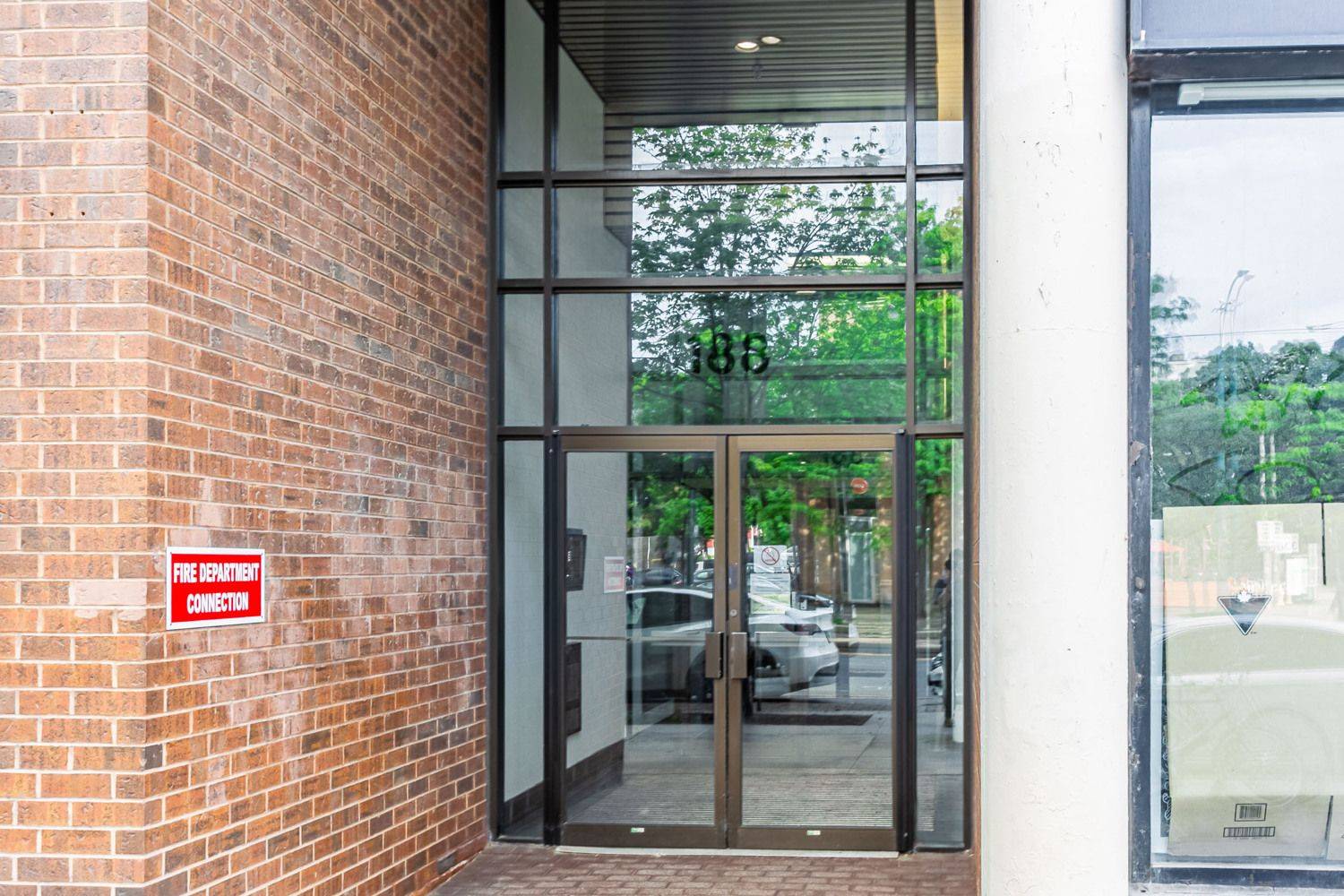 Toronto C01, ON M5T 3A4,188 Spadina AVE #604