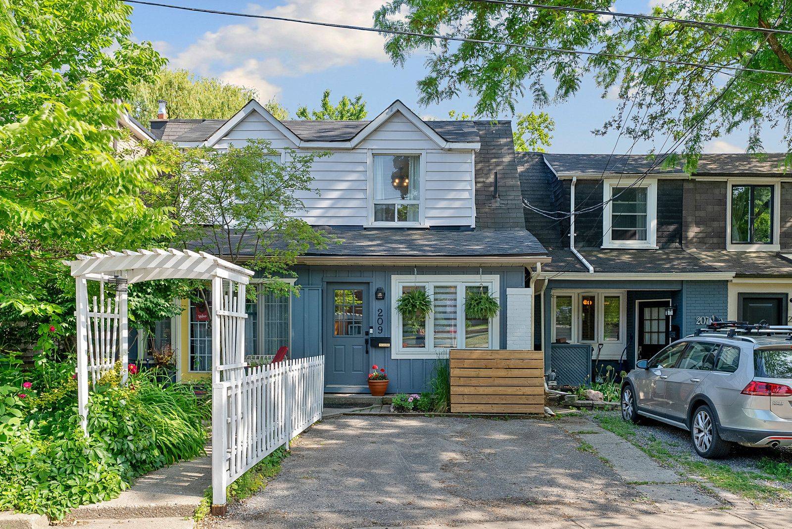 Toronto E02, ON M4L 2E2,209 Eastwood RD