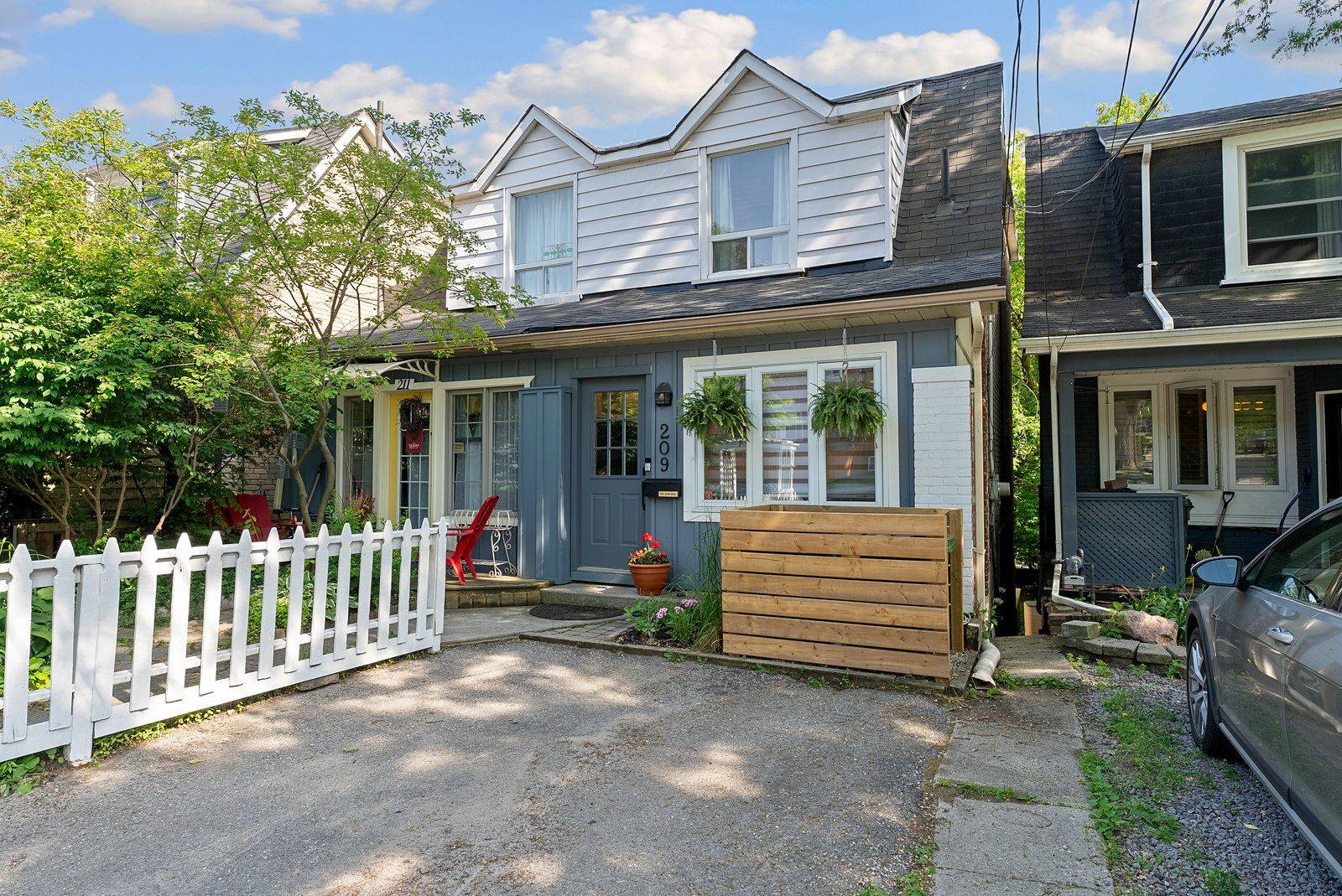 Toronto E02, ON M4L 2E2,209 Eastwood RD