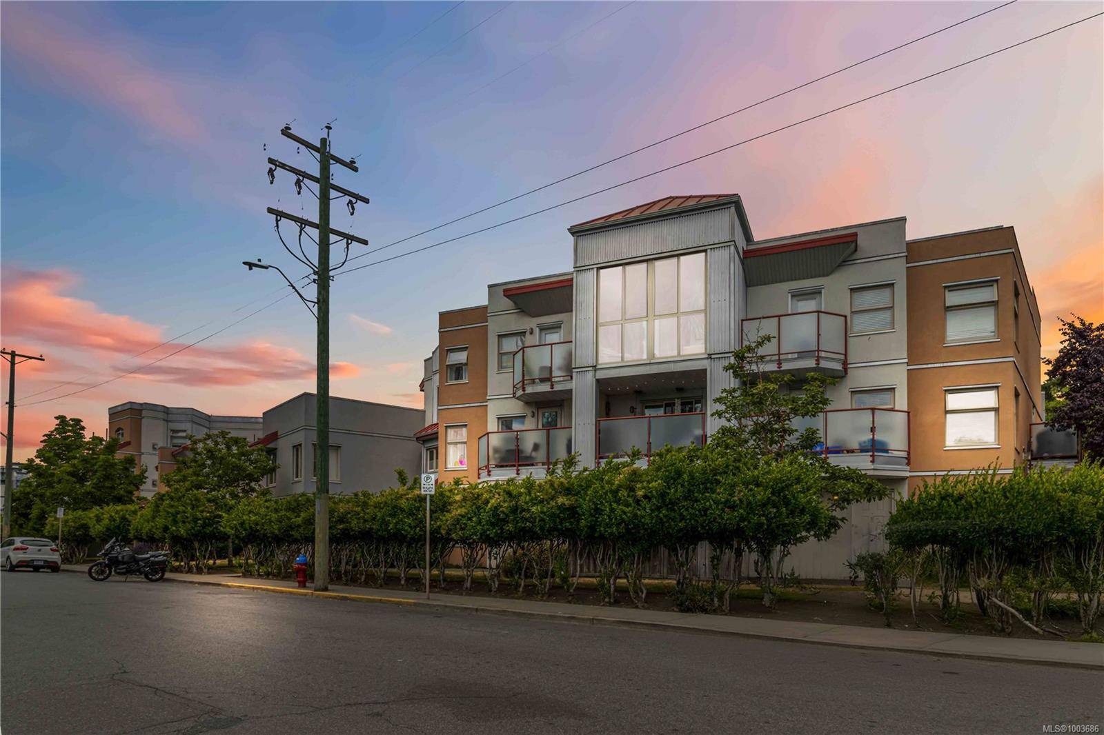 Victoria, BC V8T 1C6,930 North Park St #203