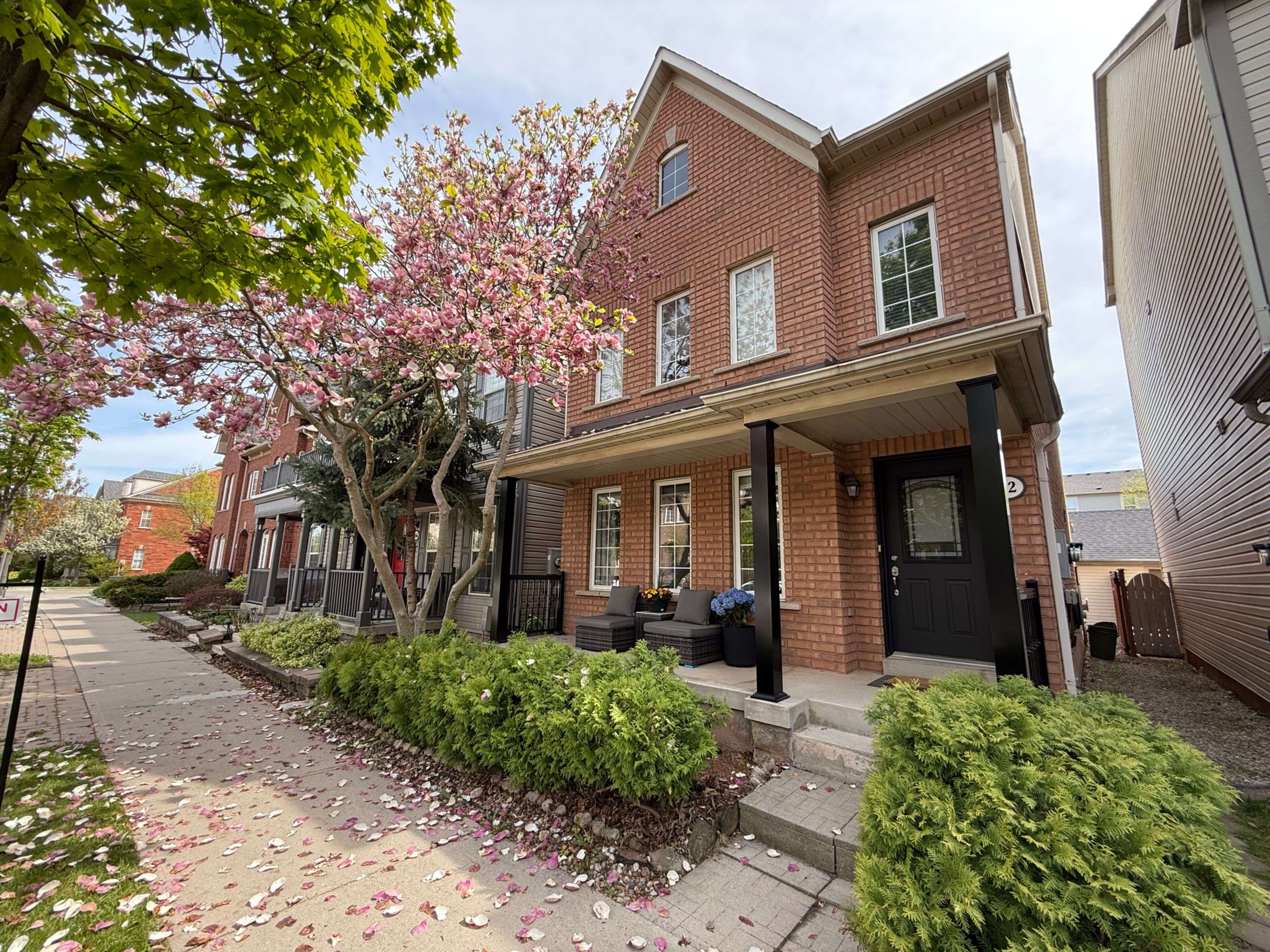 Oakville, ON L6H 7A1,82 Roxton RD