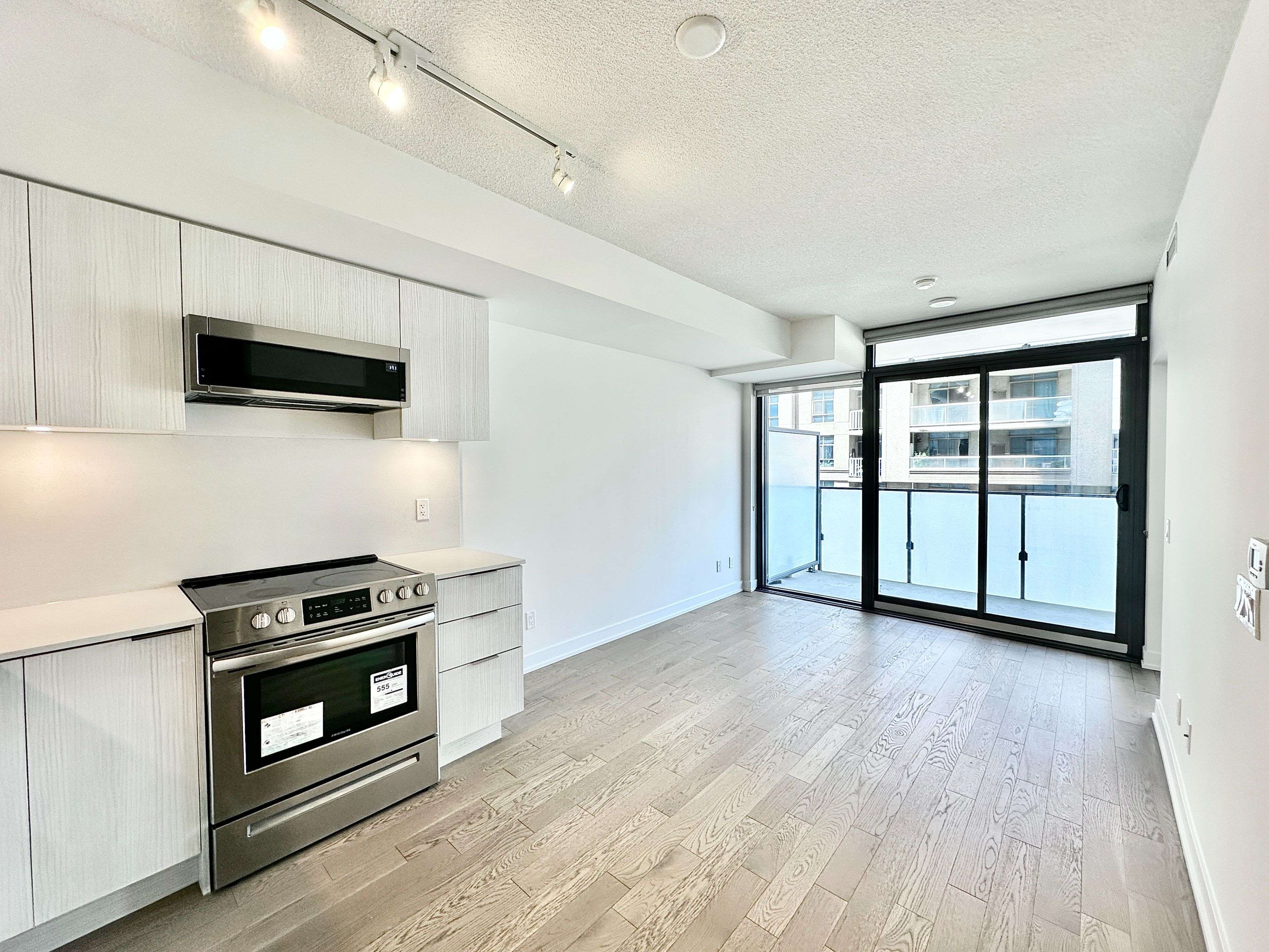 Toronto C08, ON M5C 0A6,25 Richmond ST E #813