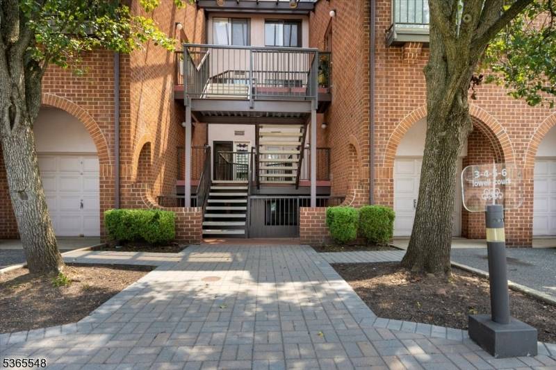 Teaneck Twp., NJ 07666,4 Lowell Ct