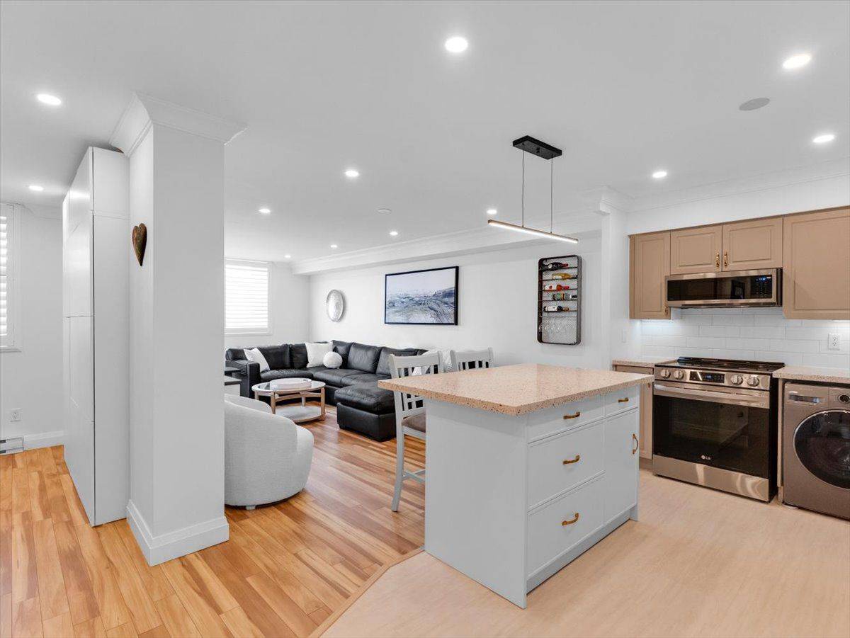 Newmarket, ON L3Y 7C3,260 Davis DR #1007