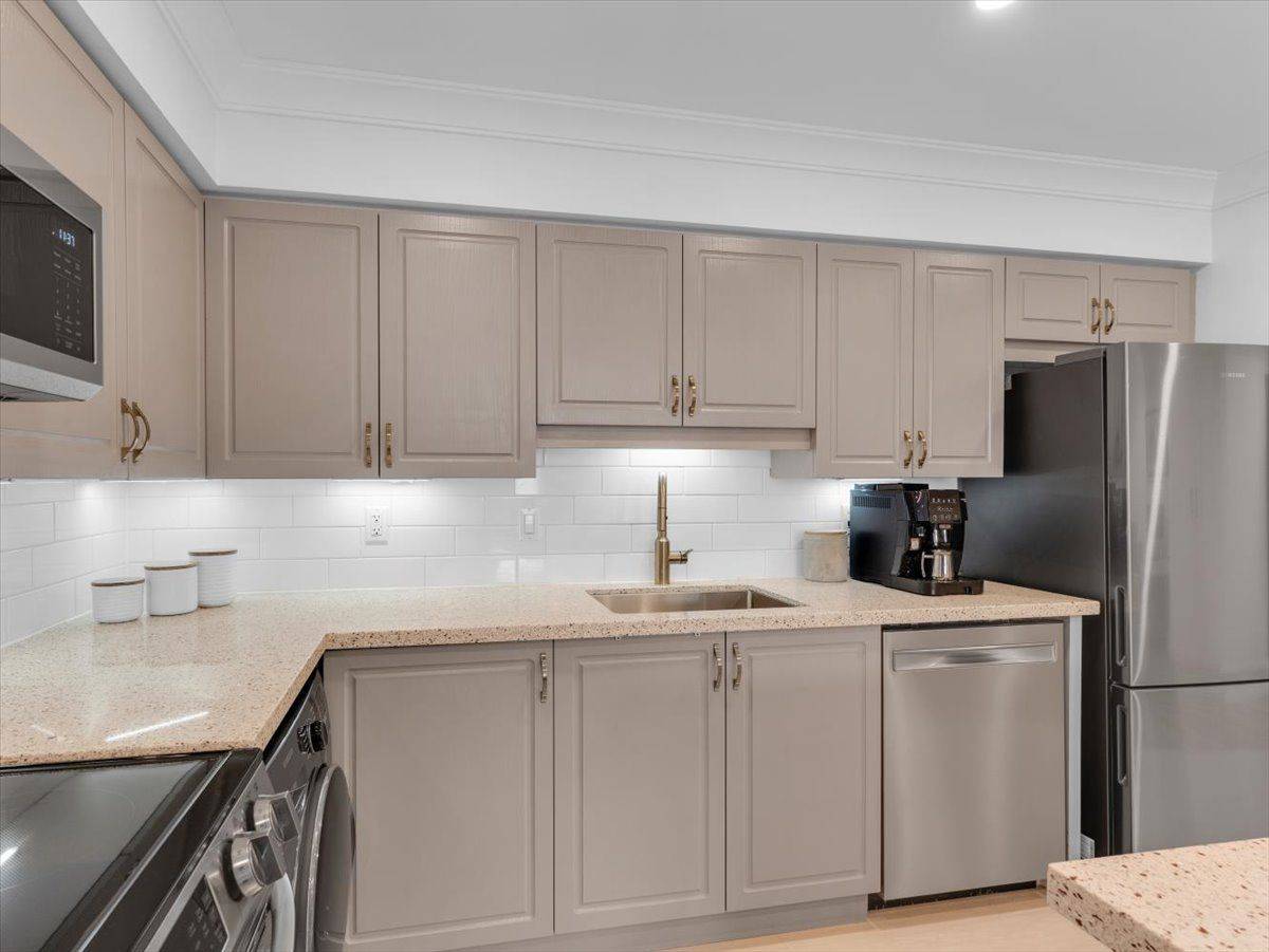 Newmarket, ON L3Y 7C3,260 Davis DR #1007
