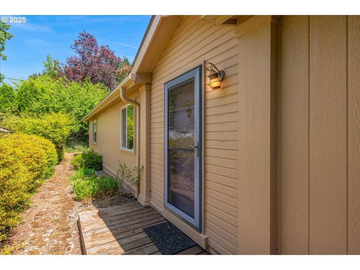 Dundee, OR 97115,625 SW 9TH ST