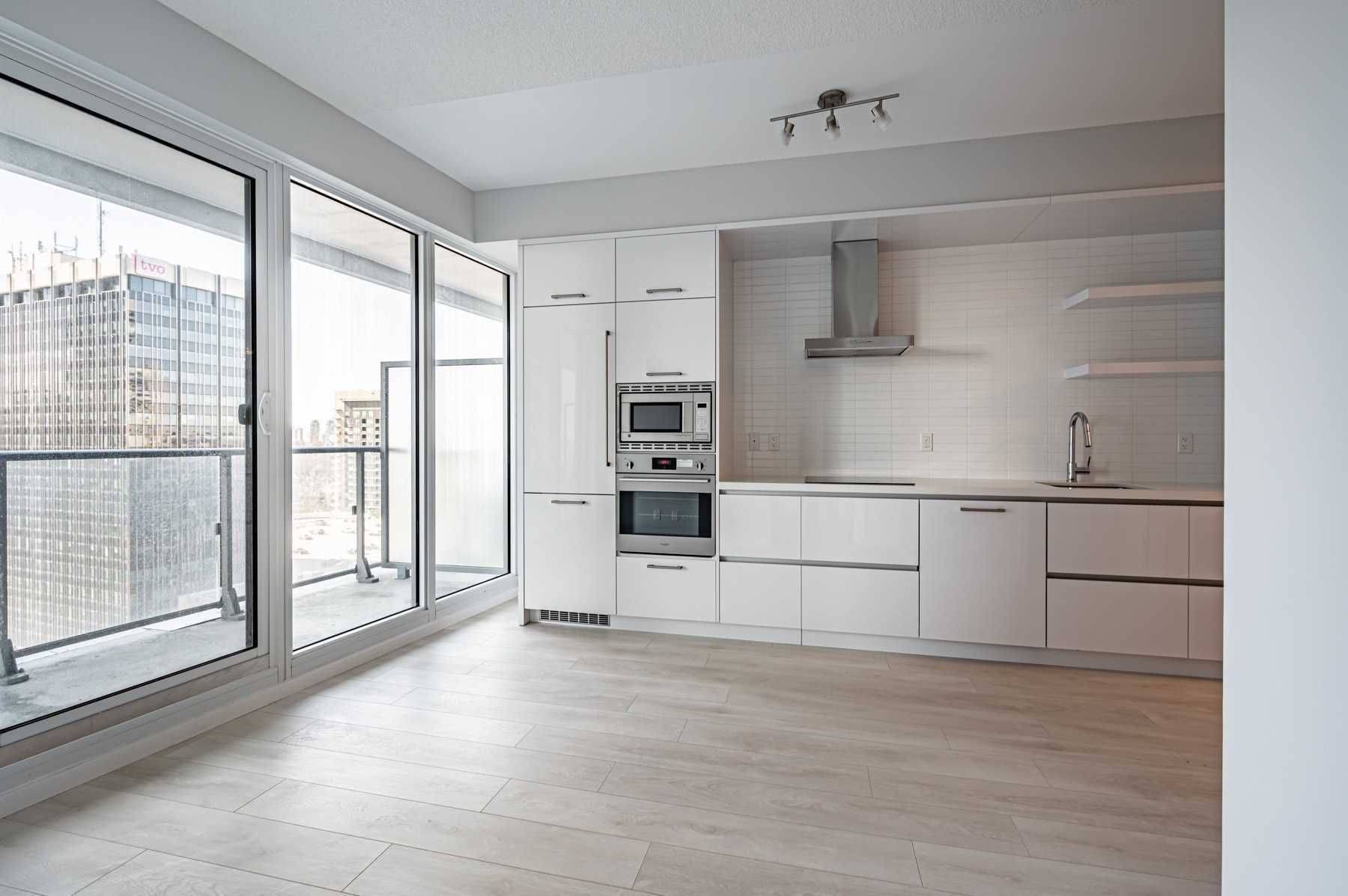 Toronto C10, ON M4S 2B4,2221 YONGE ST #2406