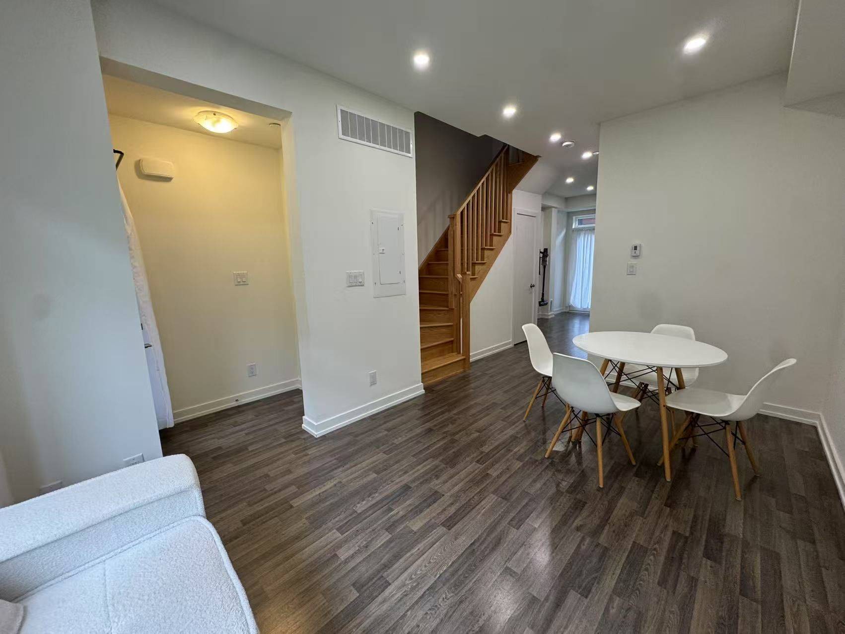 Richmond Hill, ON L4C 6P5,370D Red Maple RD #99