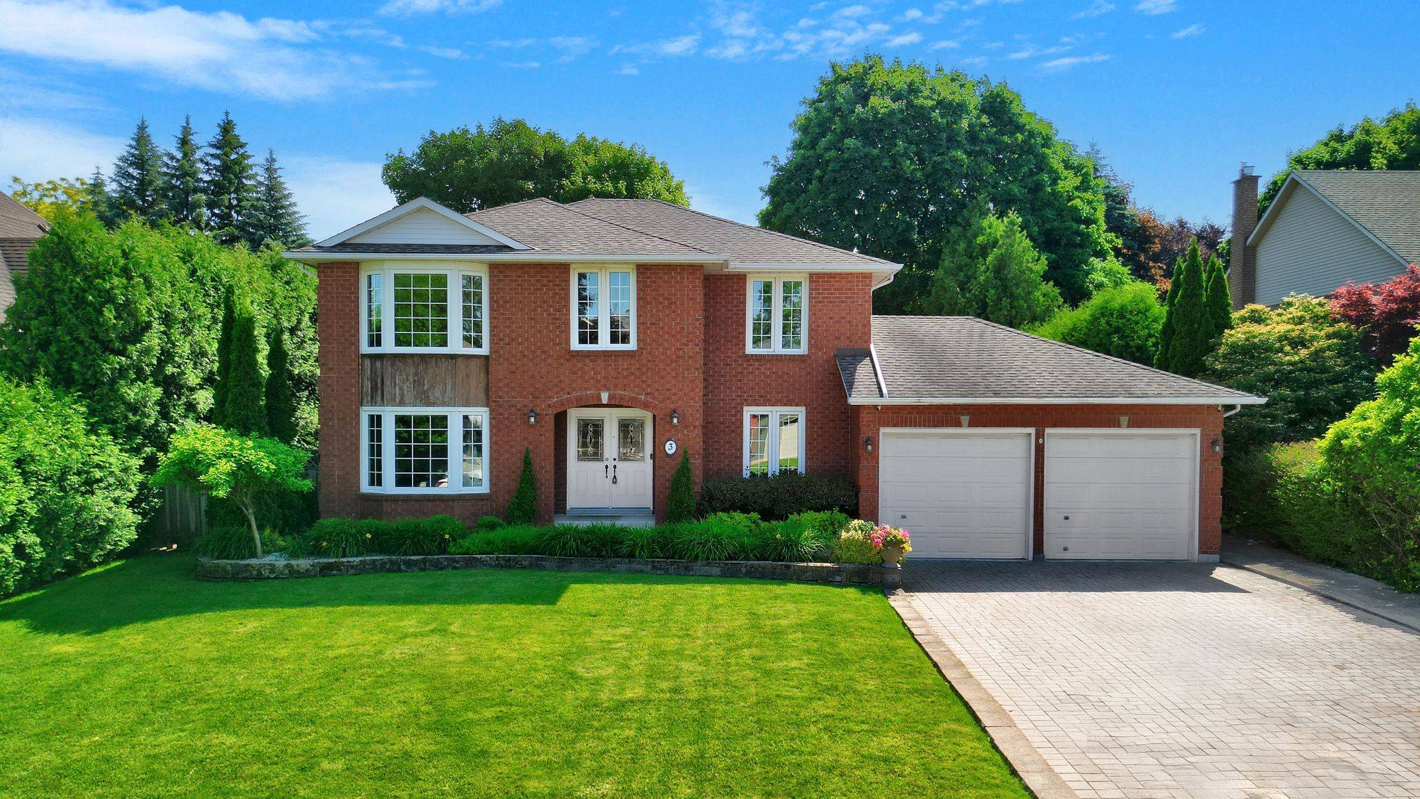 Hamilton, ON L9H 7G7,3 Tristan CT