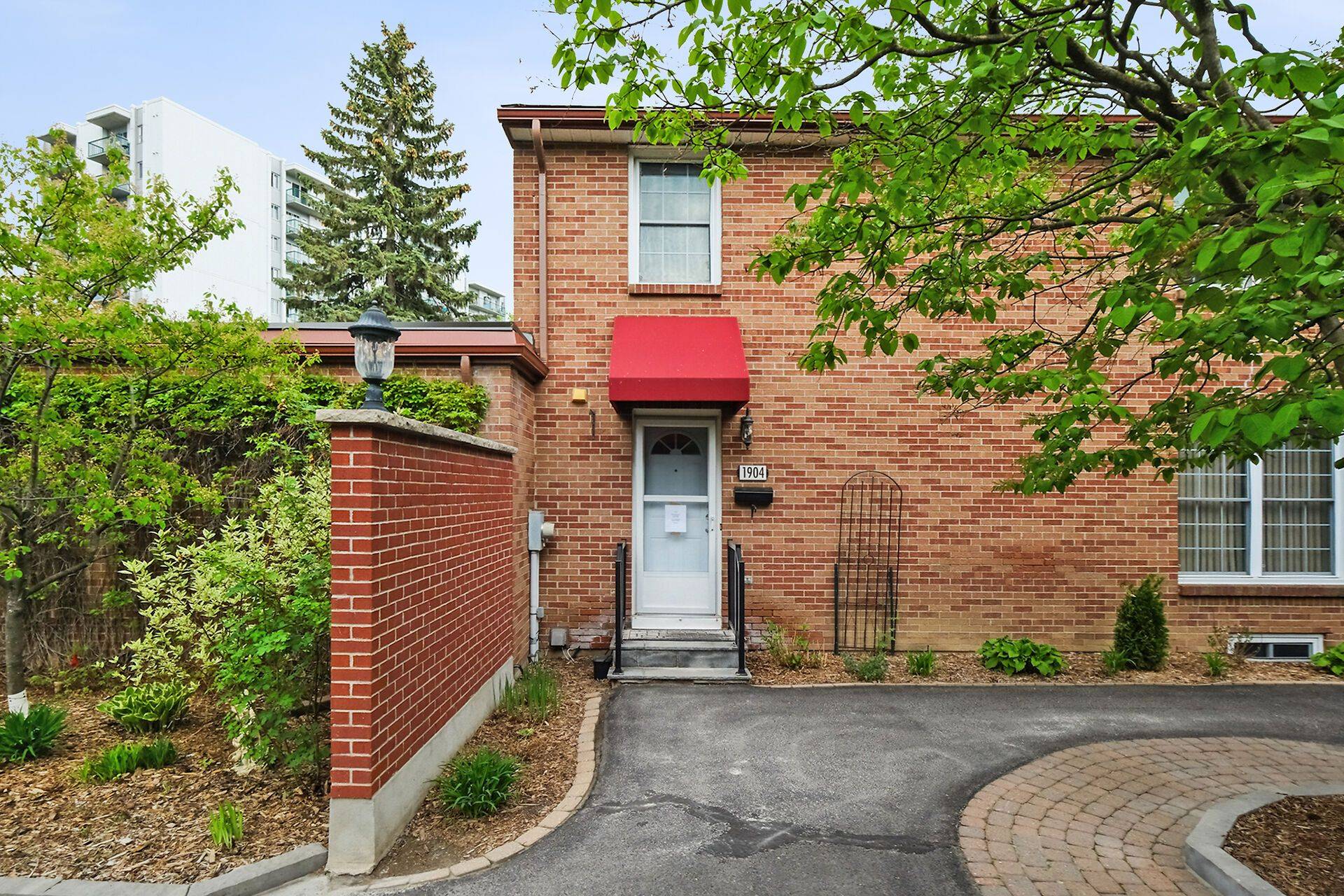 Elmvale Acres And Area, ON K1G 1L6,1904 Russell RD