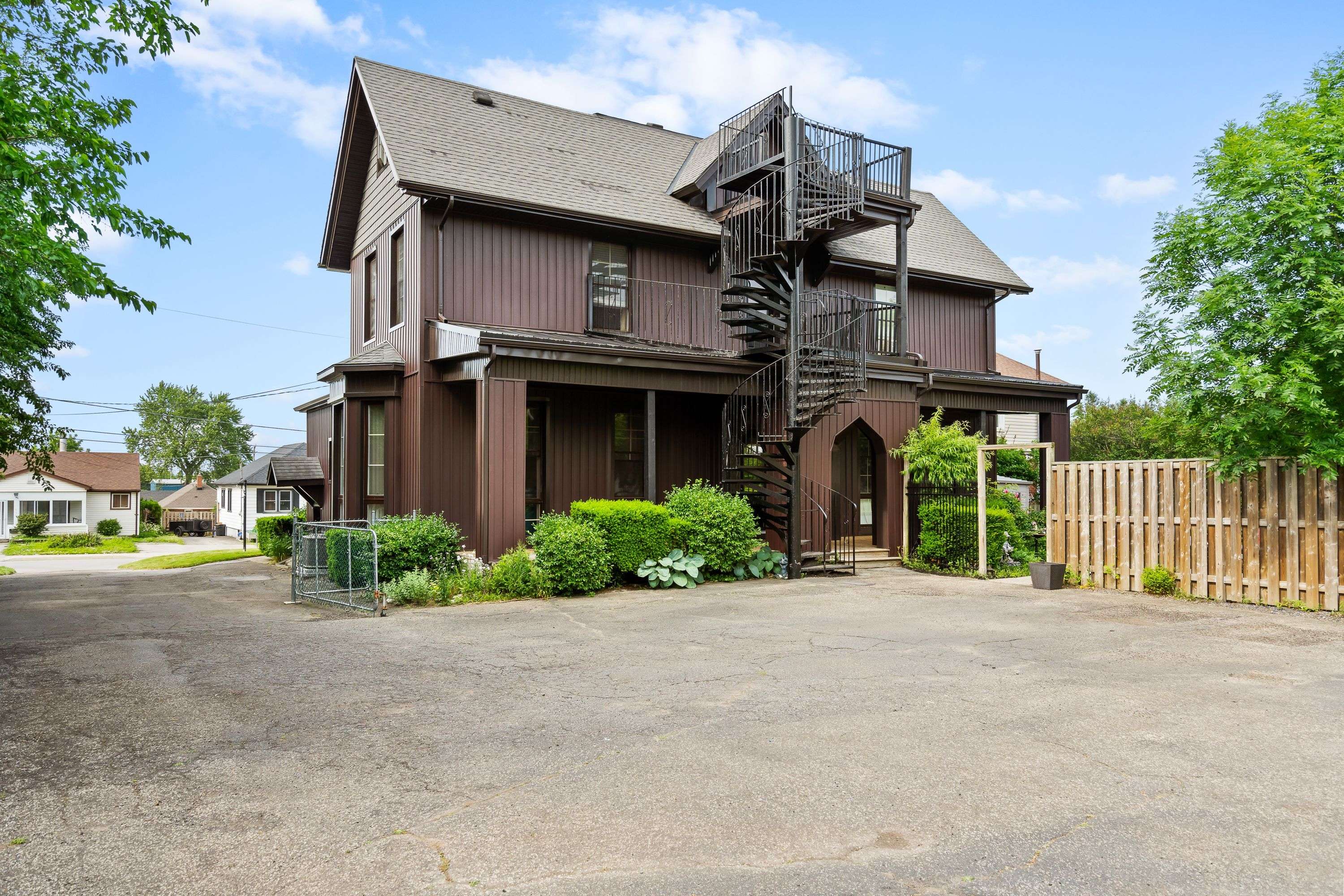 Niagara Falls, ON L2E 2V8,5368 Menzie ST