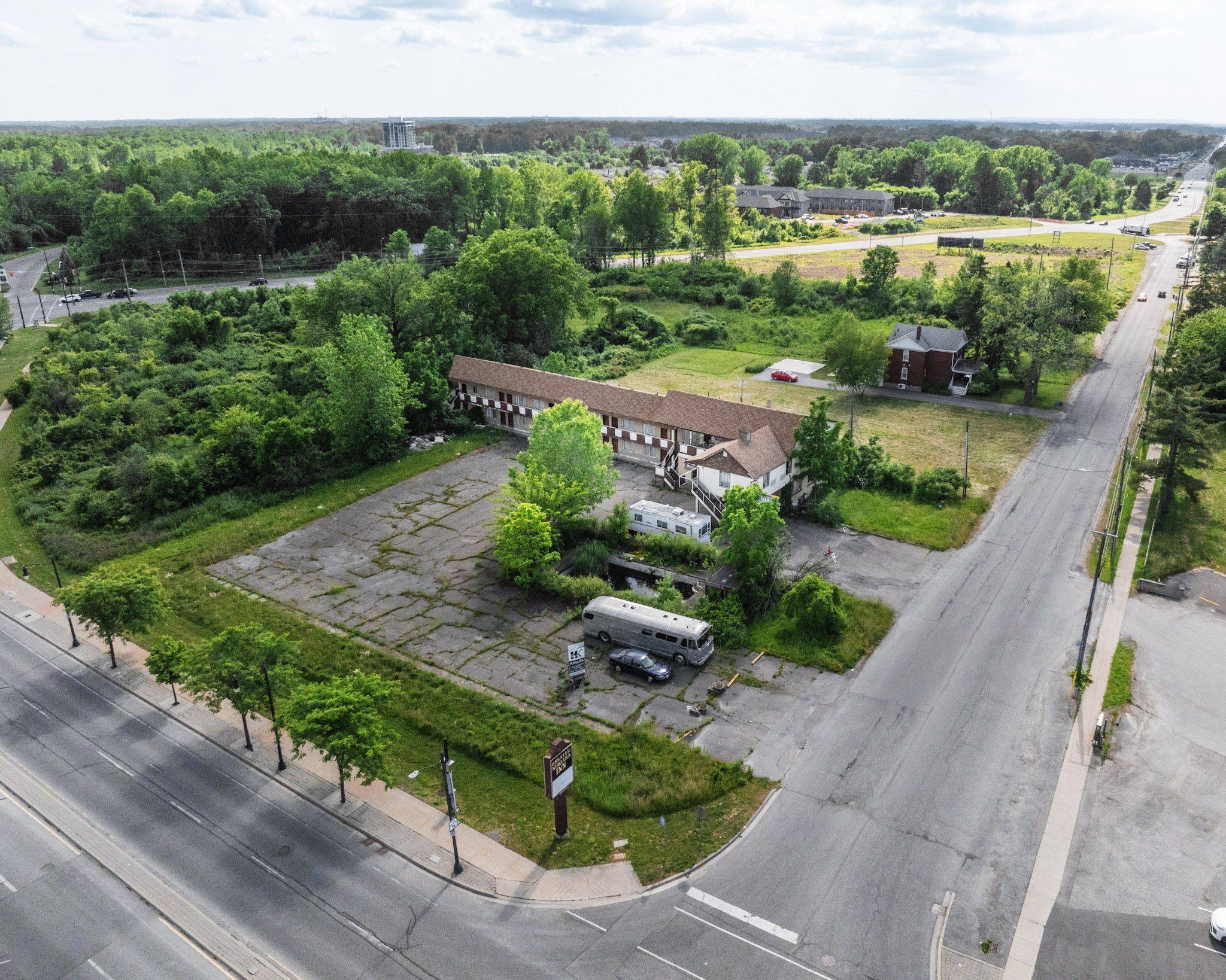Niagara Falls, ON L2G 2E3,5544 Mcleod RD
