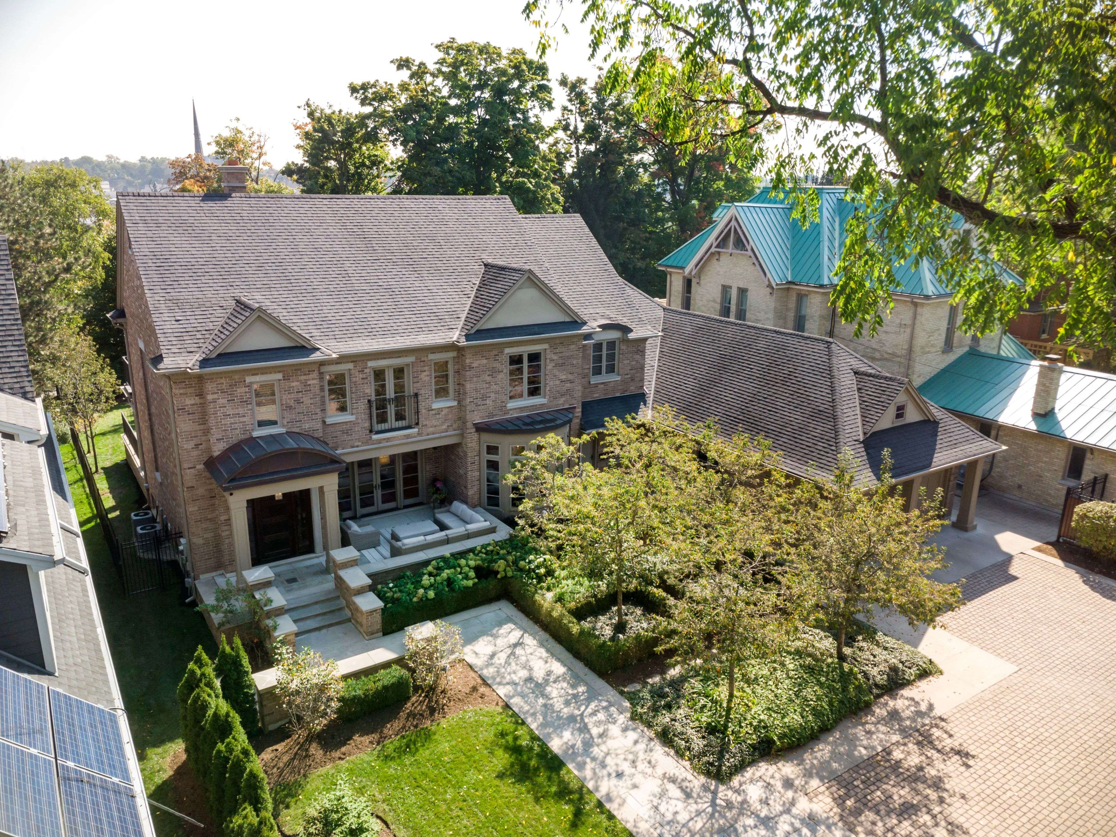 Cambridge, ON N1S 2N8,18 Crescent PL
