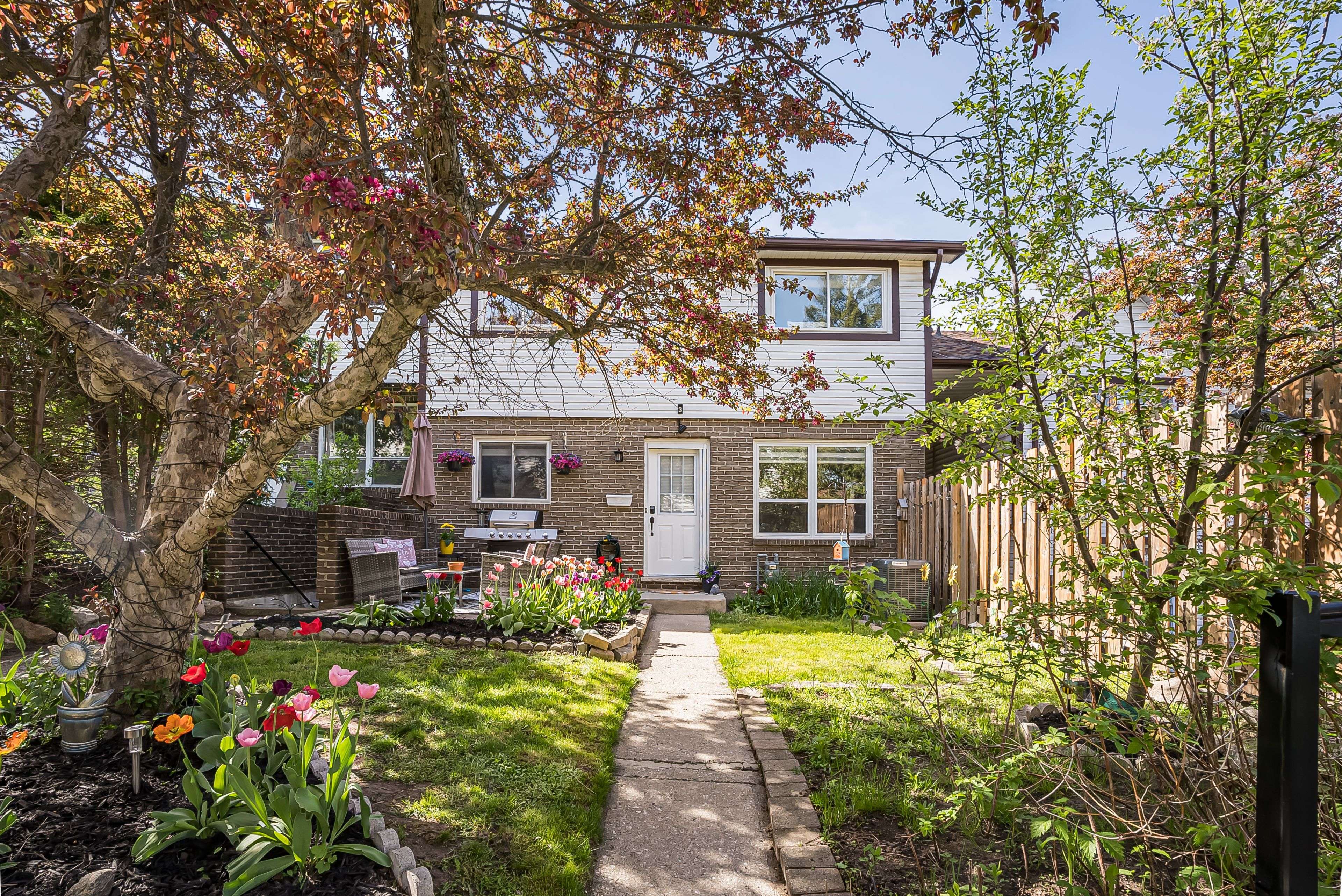 Kitchener, ON N2P 1L8,391 Pioneer DR #3