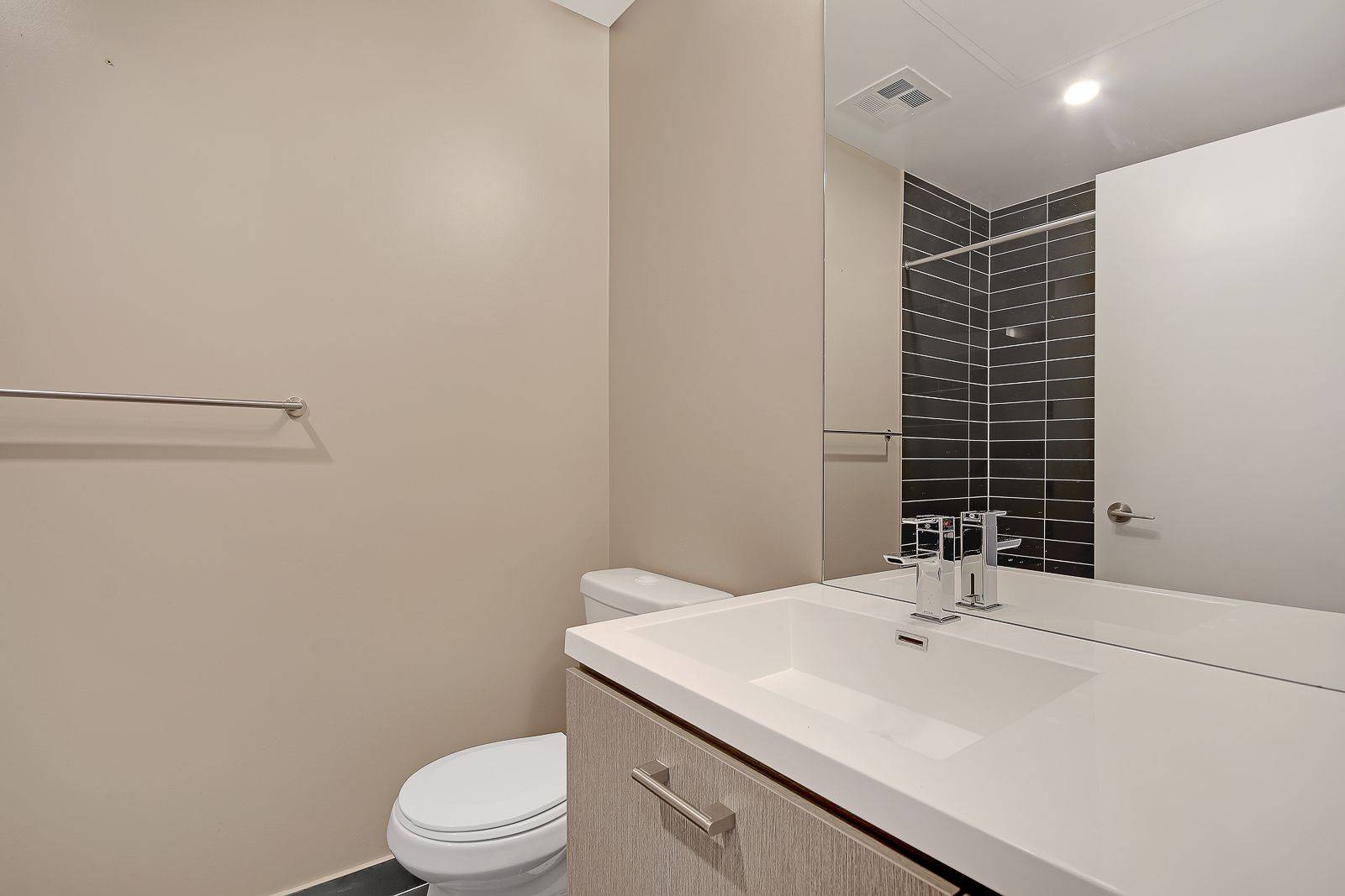 Toronto C01, ON M5V 0P1,87 Peter ST #4411