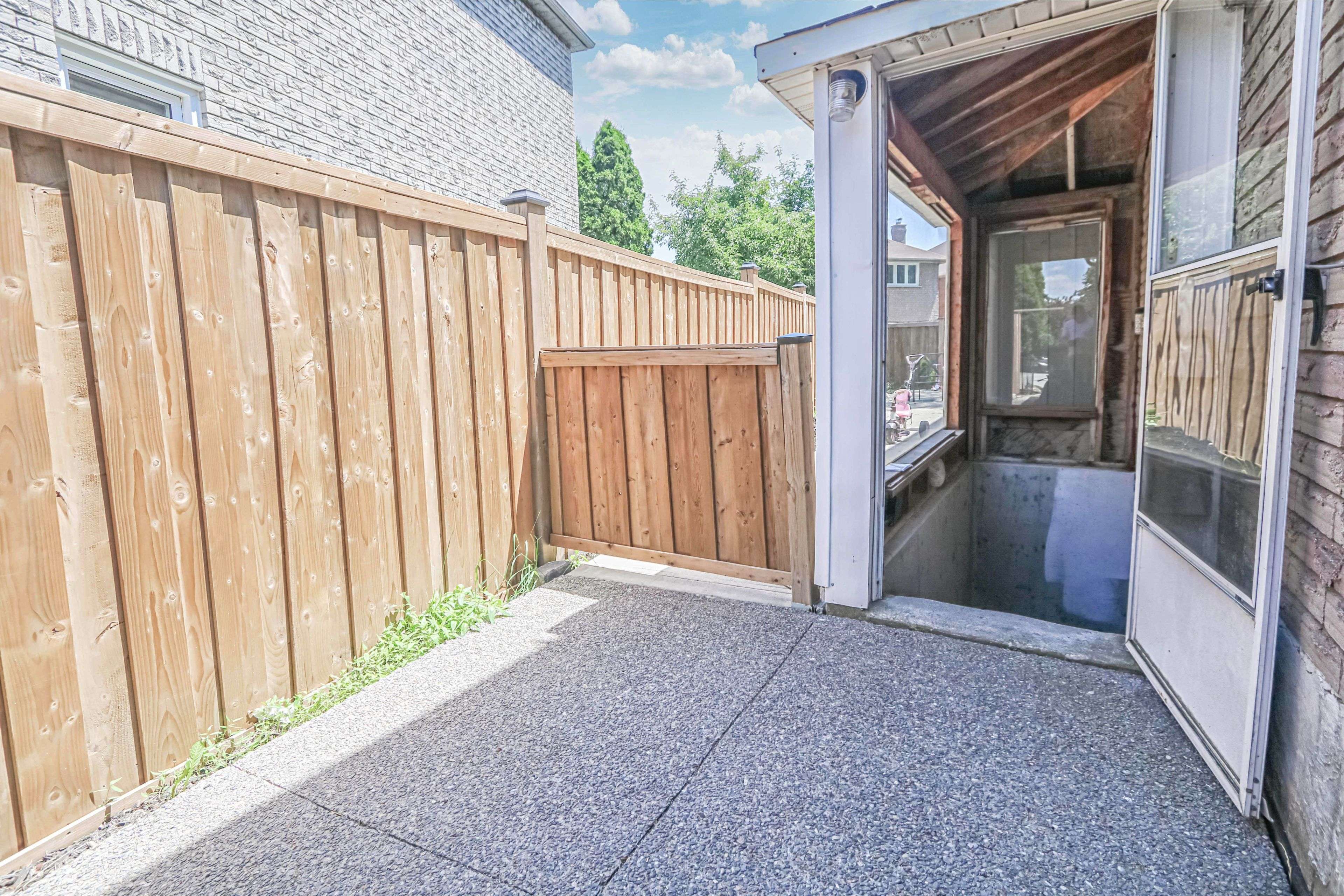 Mississauga, ON L5V 1K5,4860 Rosewater CT #1