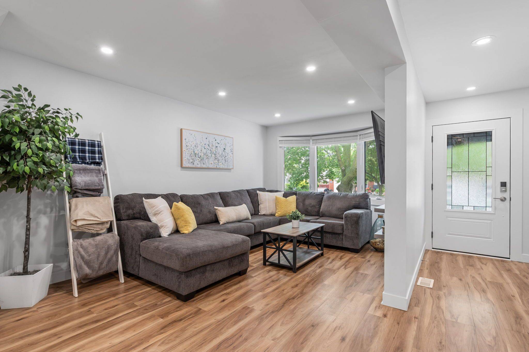 London South, ON N5Z 4N3,31 Roundhill CT