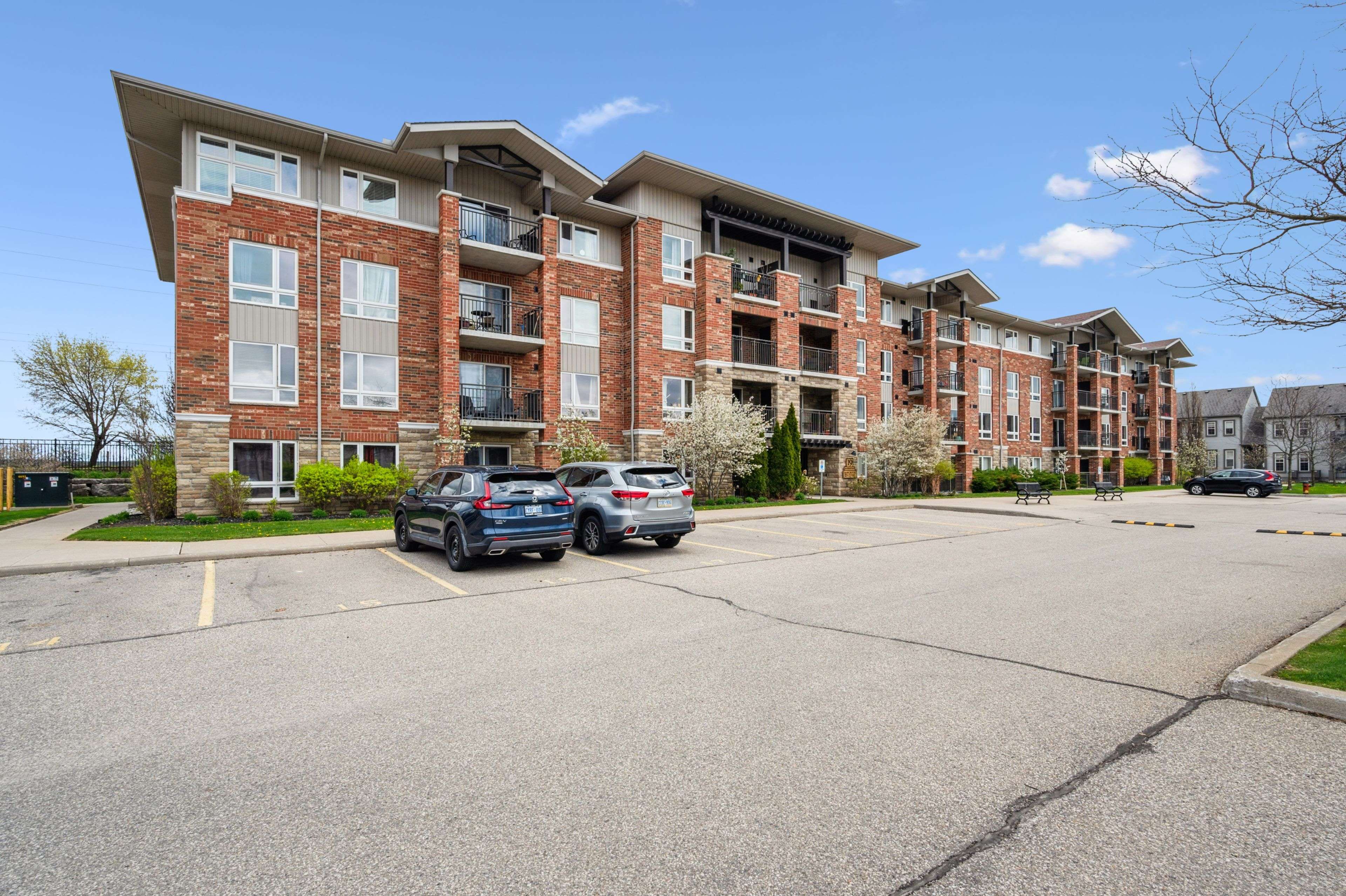 Guelph, ON N1L 0G8,19 Waterford DR #303