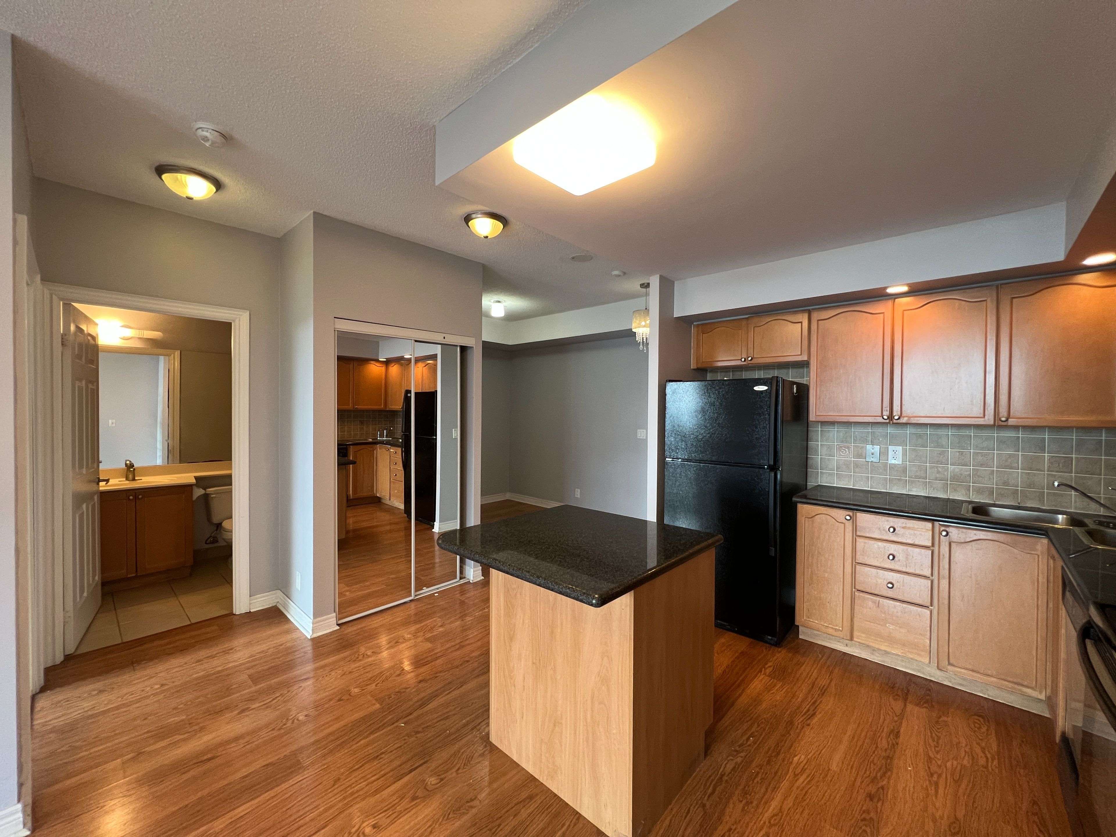 Markham, ON L3R 8A6,33 Cox BLVD #907