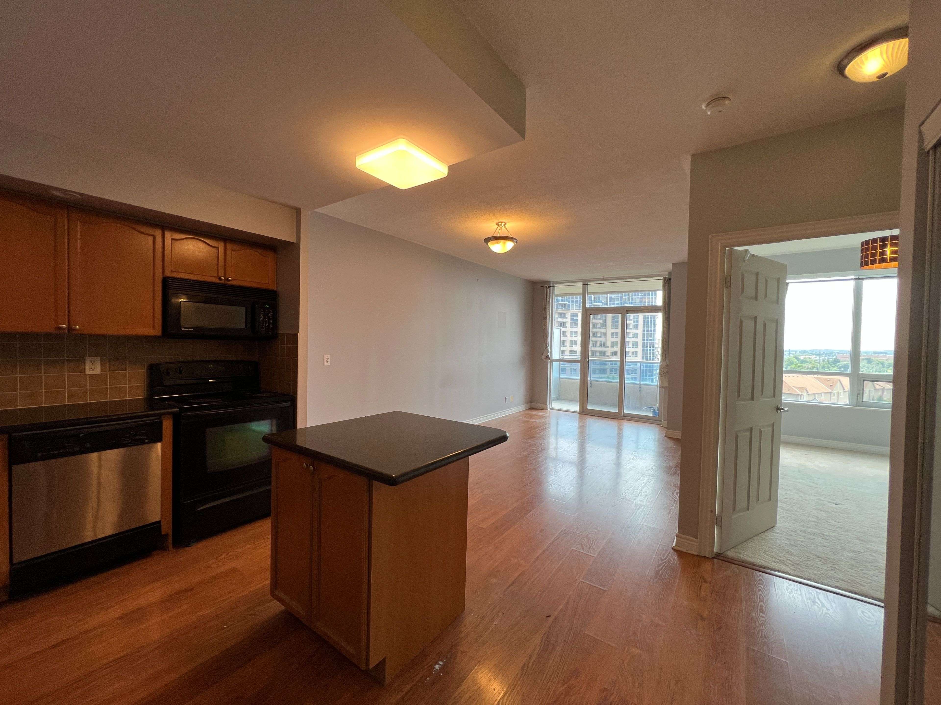 Markham, ON L3R 8A6,33 Cox BLVD #907