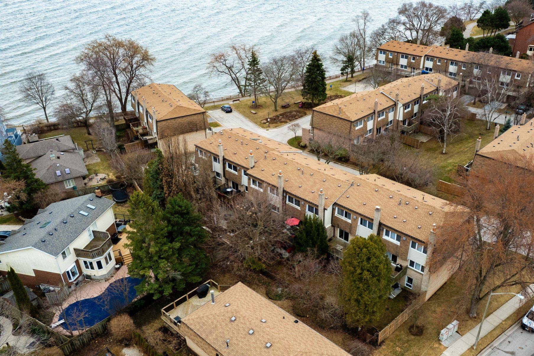 Oakville, ON L6L 1B7,2098 Marine DR W #3