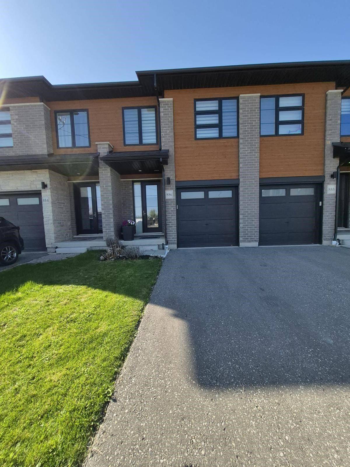 Kitchener, ON N2R 0P2,886 Robert Ferrie DR