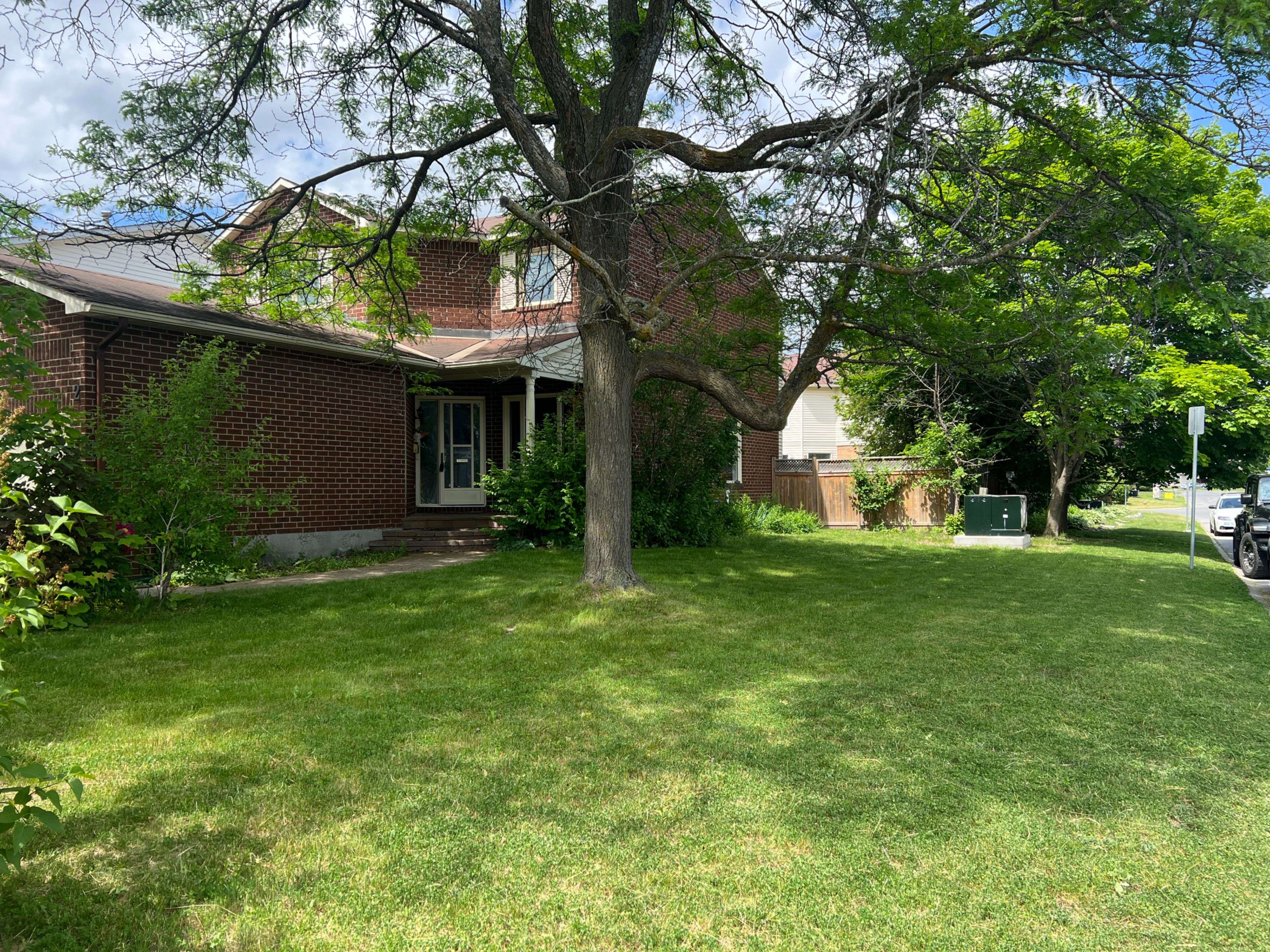 Kanata, ON K2M 1M3,2 CHICKASAW CRES