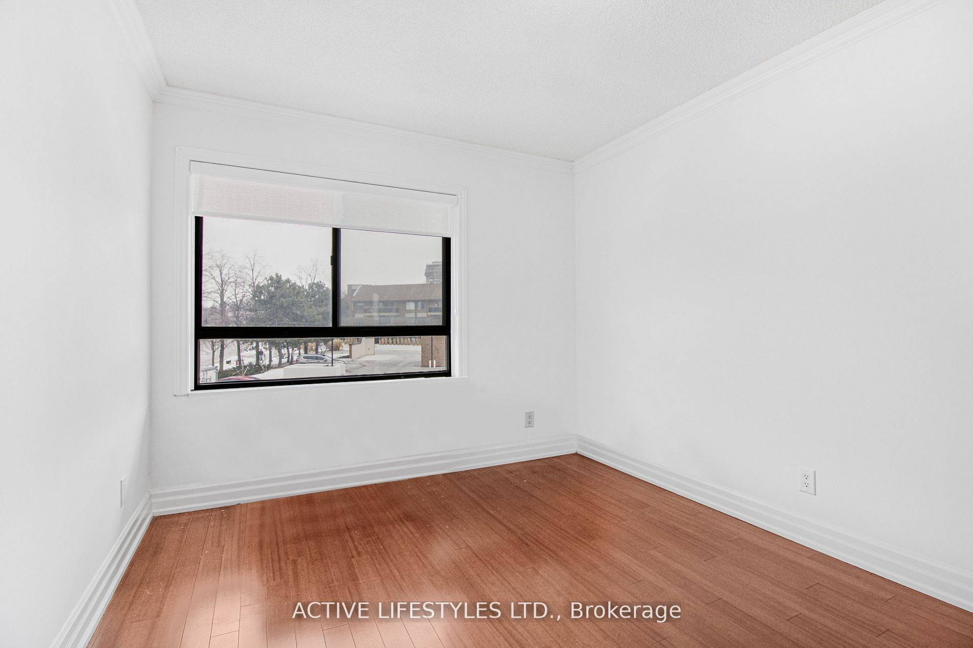 Mississauga, ON L5C 3Z5,1000 Cedarglen Gate #504