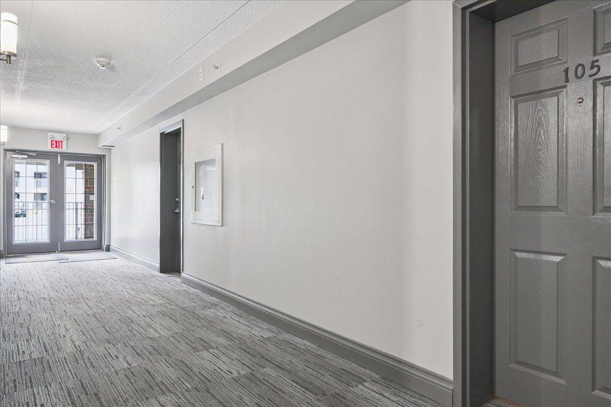 Oakville, ON L6M 4N1,1450 Bishops Gate #105