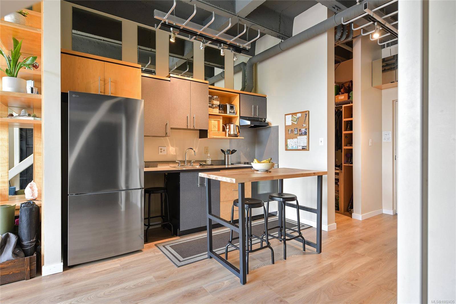Victoria, BC V8V 5A1,1061 Fort St #513