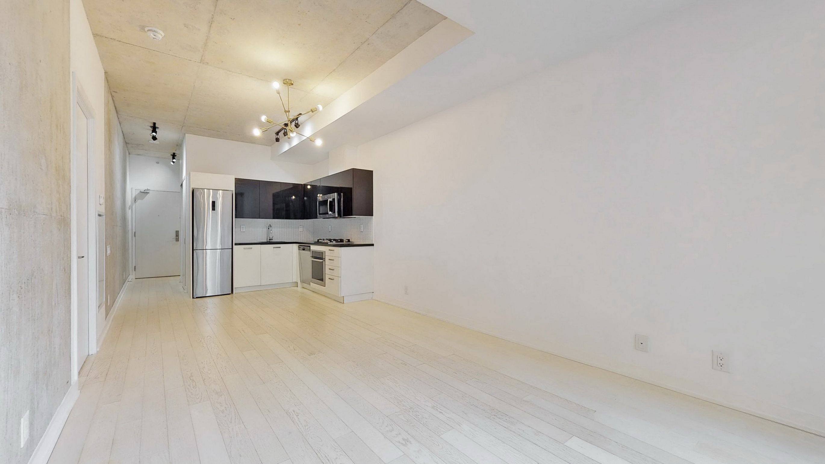 Toronto C01, ON M5V 0M8,39 Brant ST #203