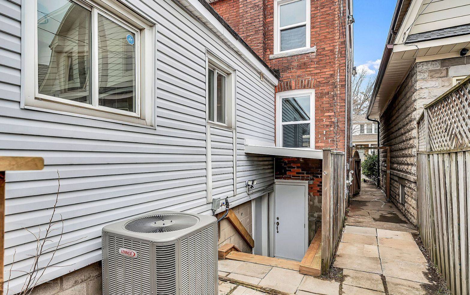 Hamilton, ON L8L 7P3,117 Rosslyn AVE N