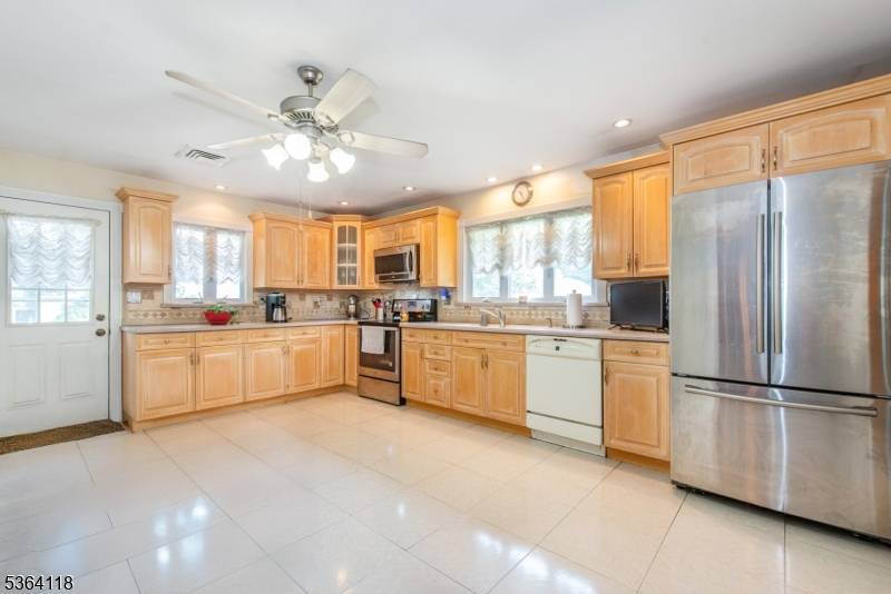 Wayne Twp., NJ 07470,27 Colville Rd