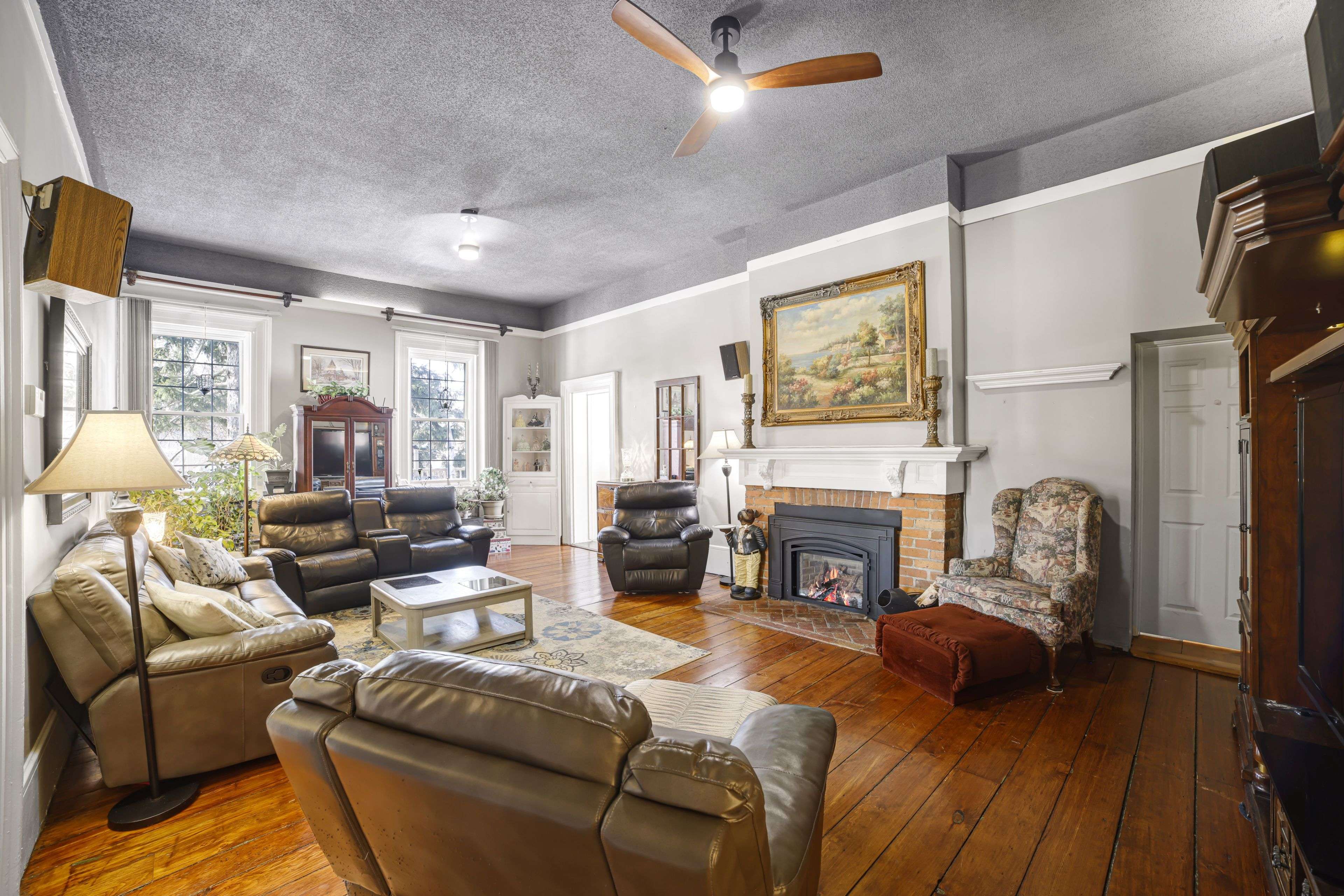 Hamilton, ON L8E 4X2,39 Lakeview DR