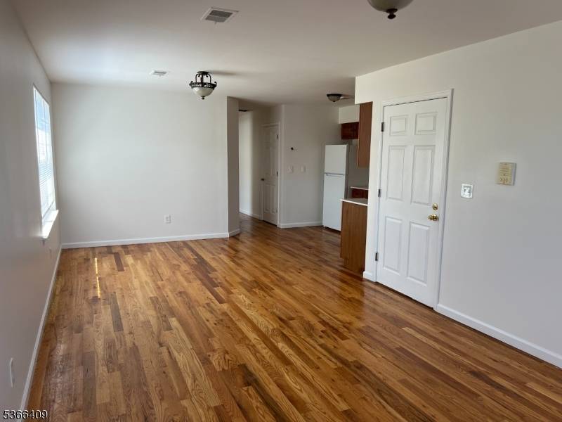 Elizabeth City, NJ 07201,844 Martin St #3